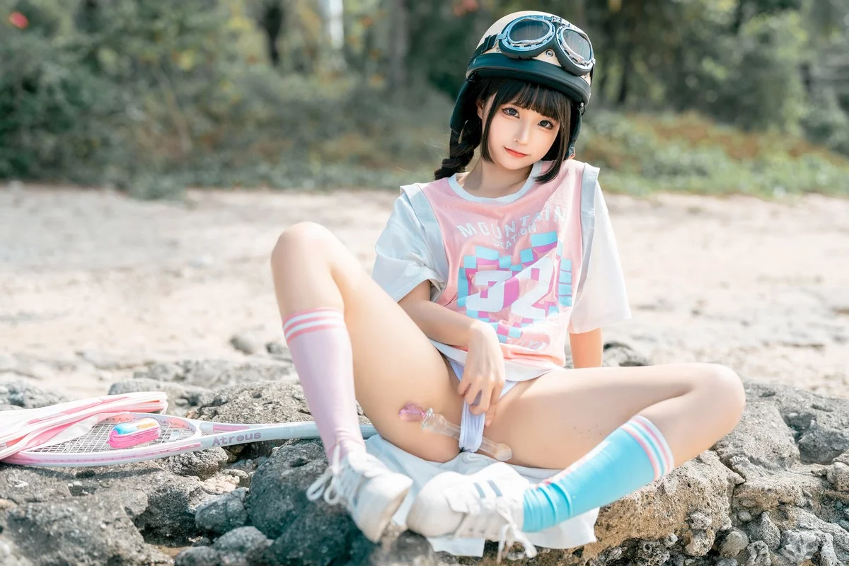 动漫博主蠢沫沫小电车主题海边沙滩性感运动服饰半脱秀惹火身材极致诱惑写真120P