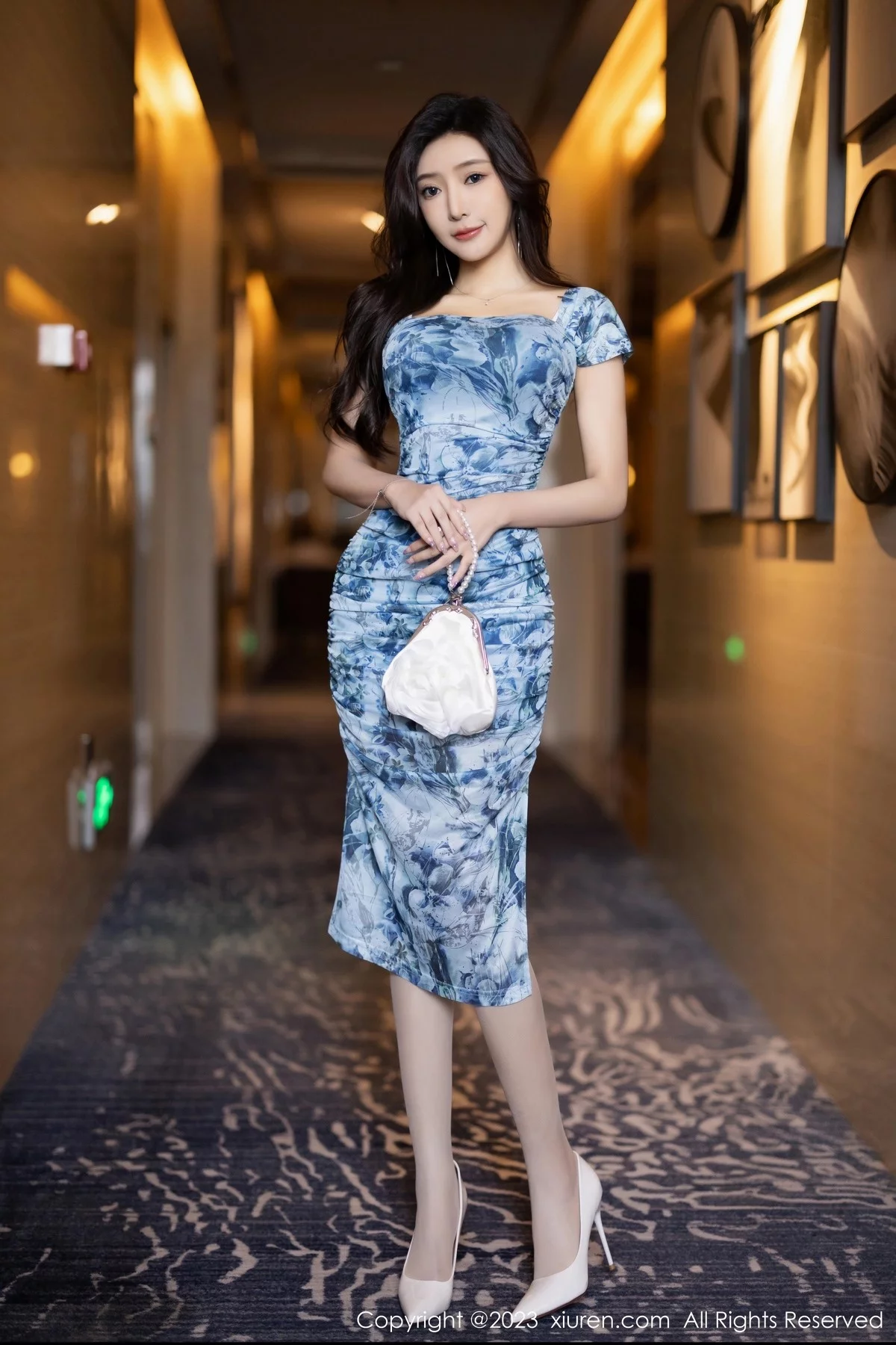 XiuRen第6812期_女神王馨瑶yanni性感花色连衣裙露白色内衣配超薄肉丝诱惑写真85P