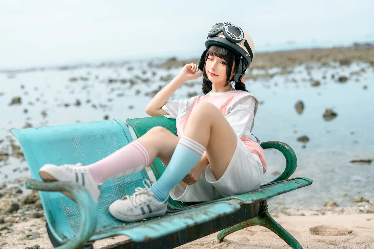 动漫博主蠢沫沫小电车主题海边沙滩性感运动服饰半脱秀惹火身材极致诱惑写真120P
