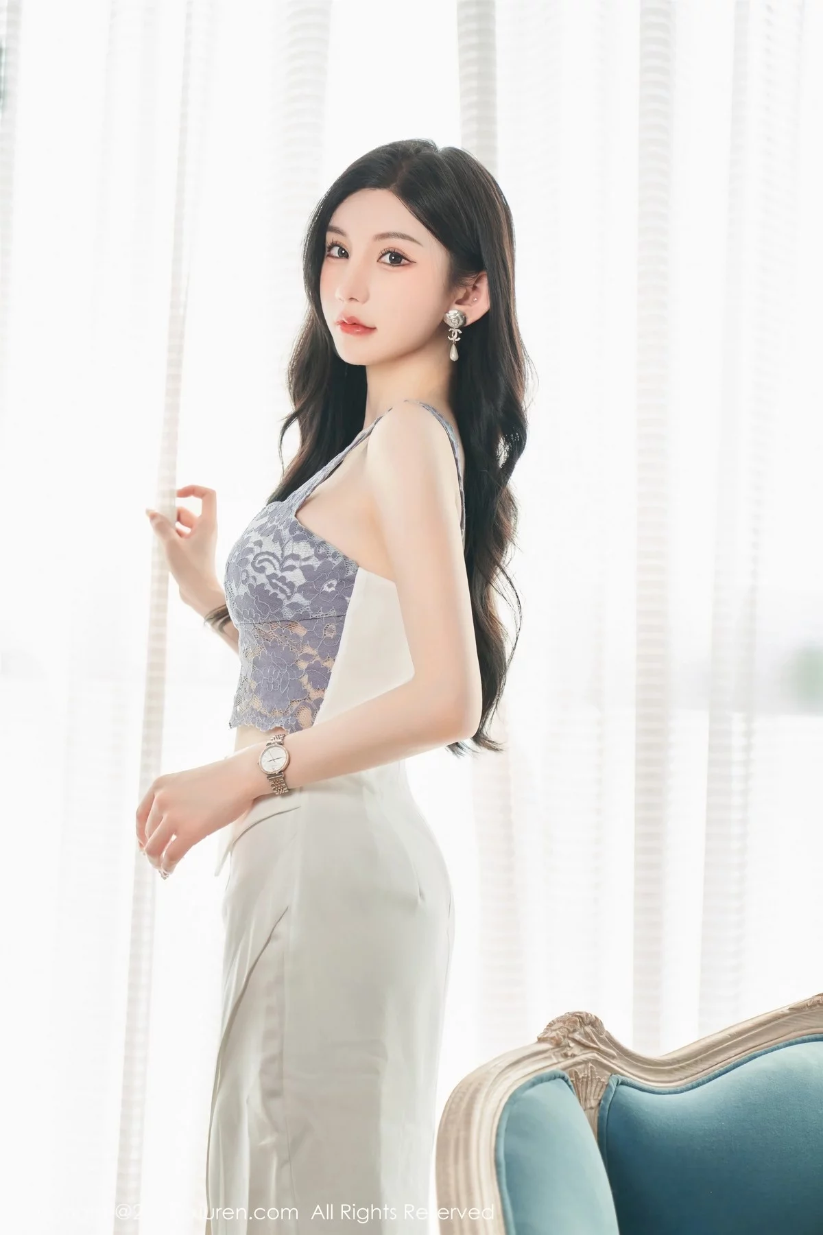 XiuRen第6811期_女神周于希Sally性感吊带短裙配超薄肉丝秀曼妙身姿诱惑写真100P