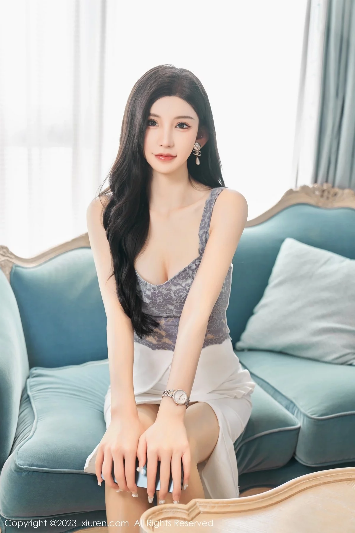 XiuRen第6811期_女神周于希Sally性感吊带短裙配超薄肉丝秀曼妙身姿诱惑写真100P