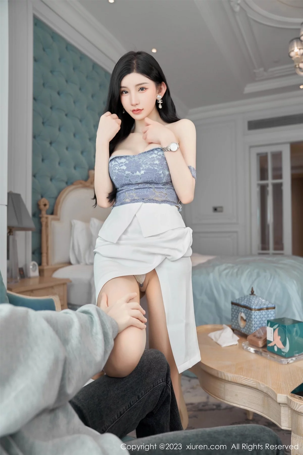 XiuRen第6811期_女神周于希Sally性感吊带短裙配超薄肉丝秀曼妙身姿诱惑写真100P
