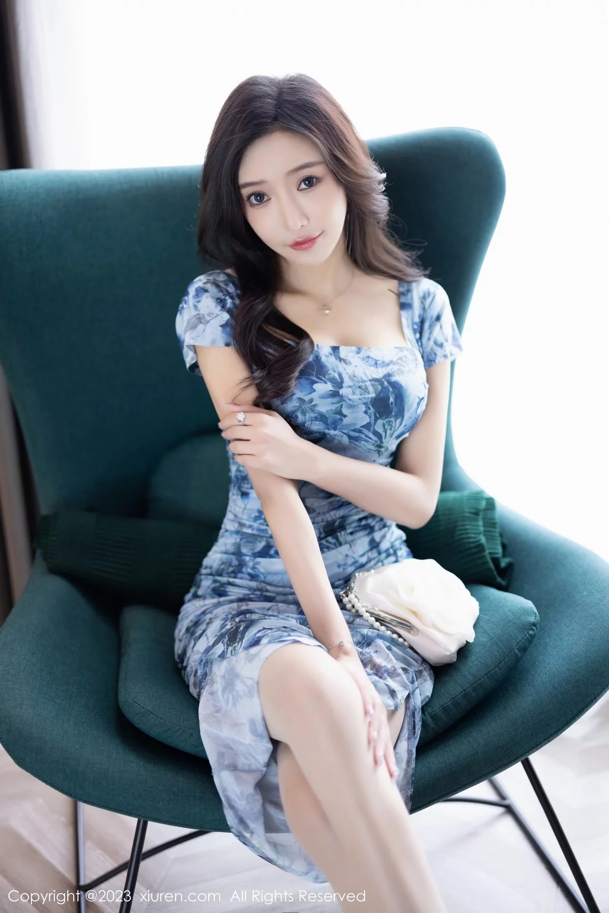 XiuRen第6812期_女神王馨瑶yanni性感花色连衣裙露白色内衣配超薄肉丝诱惑写真85P