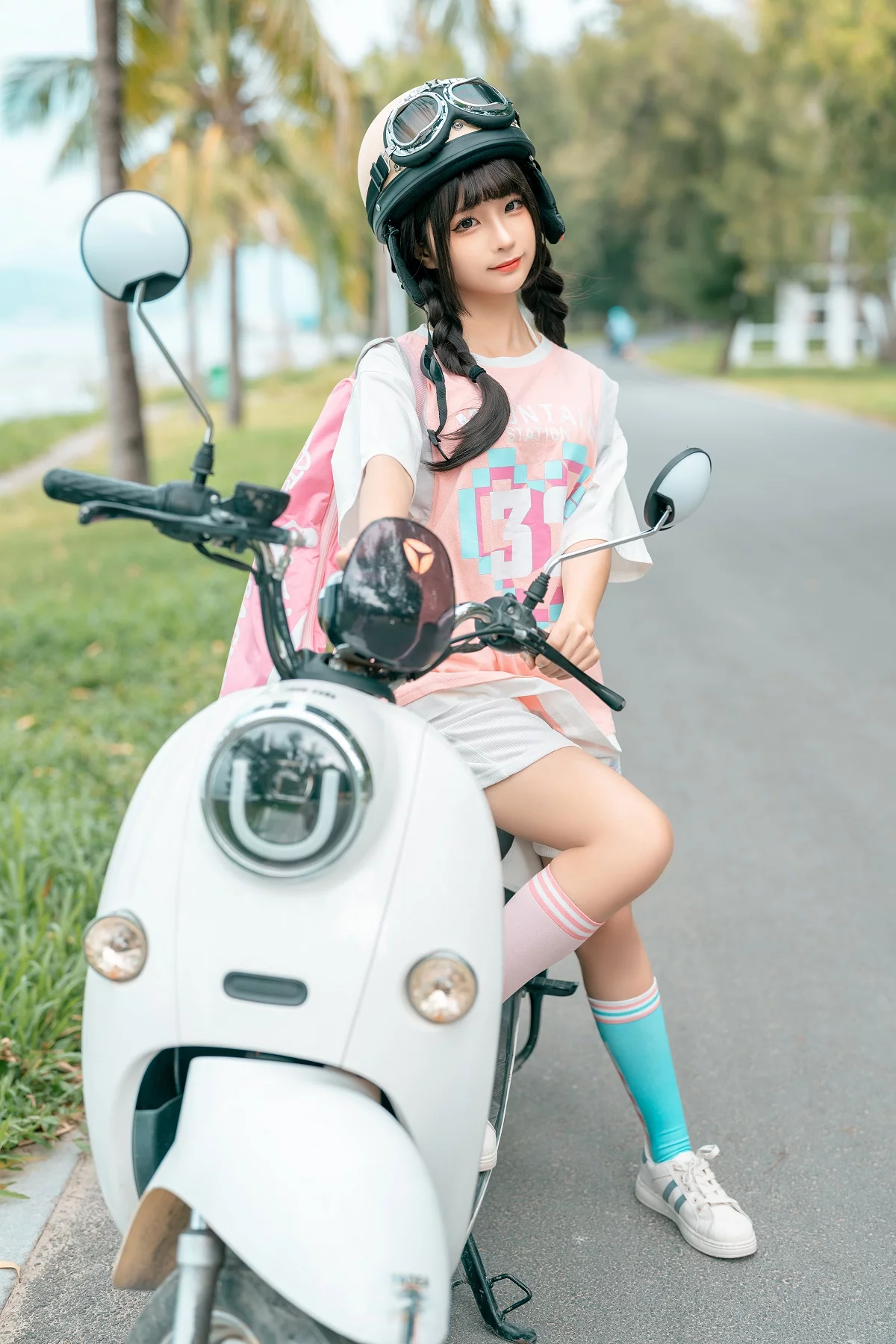 动漫博主蠢沫沫小电车主题海边沙滩性感运动服饰半脱秀惹火身材极致诱惑写真120P