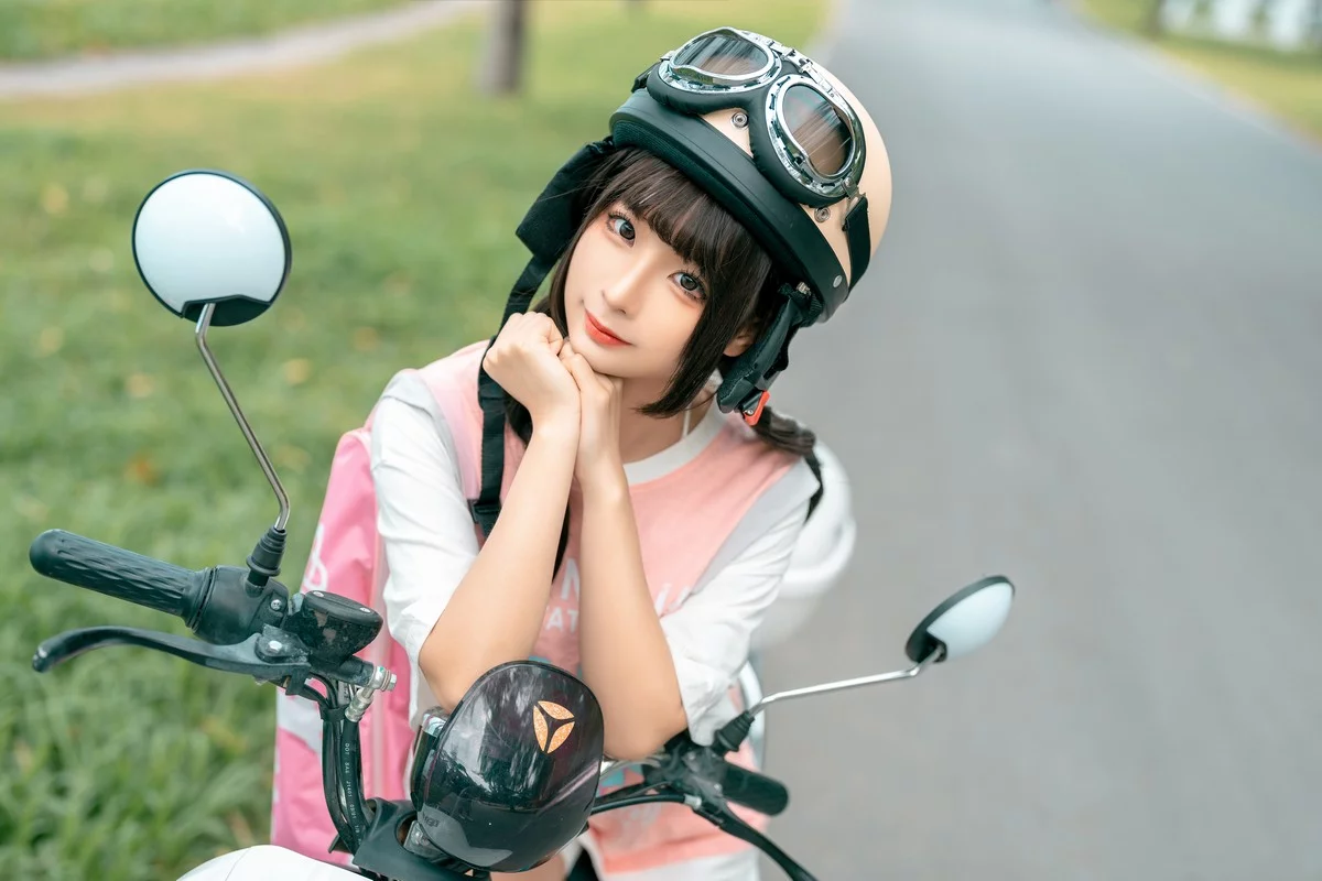 动漫博主蠢沫沫小电车主题海边沙滩性感运动服饰半脱秀惹火身材极致诱惑写真120P