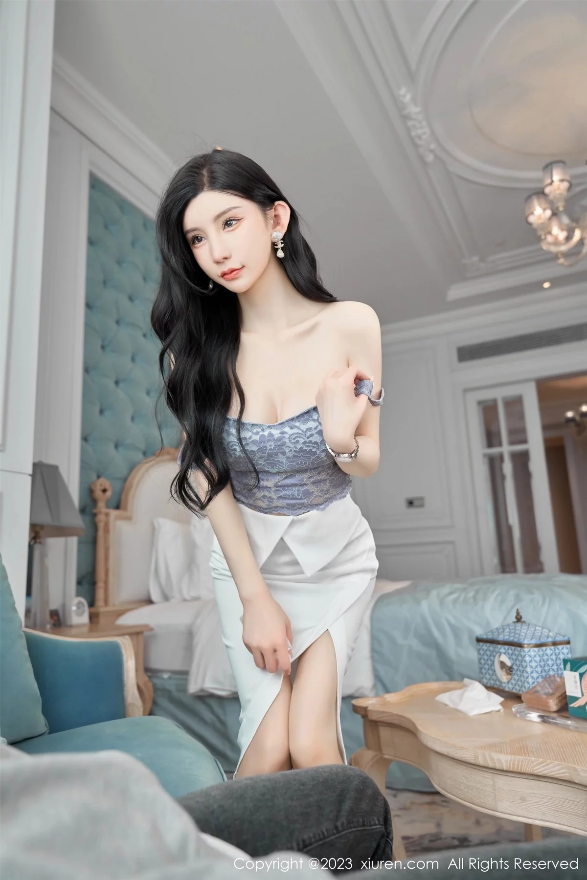 XiuRen第6811期_女神周于希Sally性感吊带短裙配超薄肉丝秀曼妙身姿诱惑写真100P