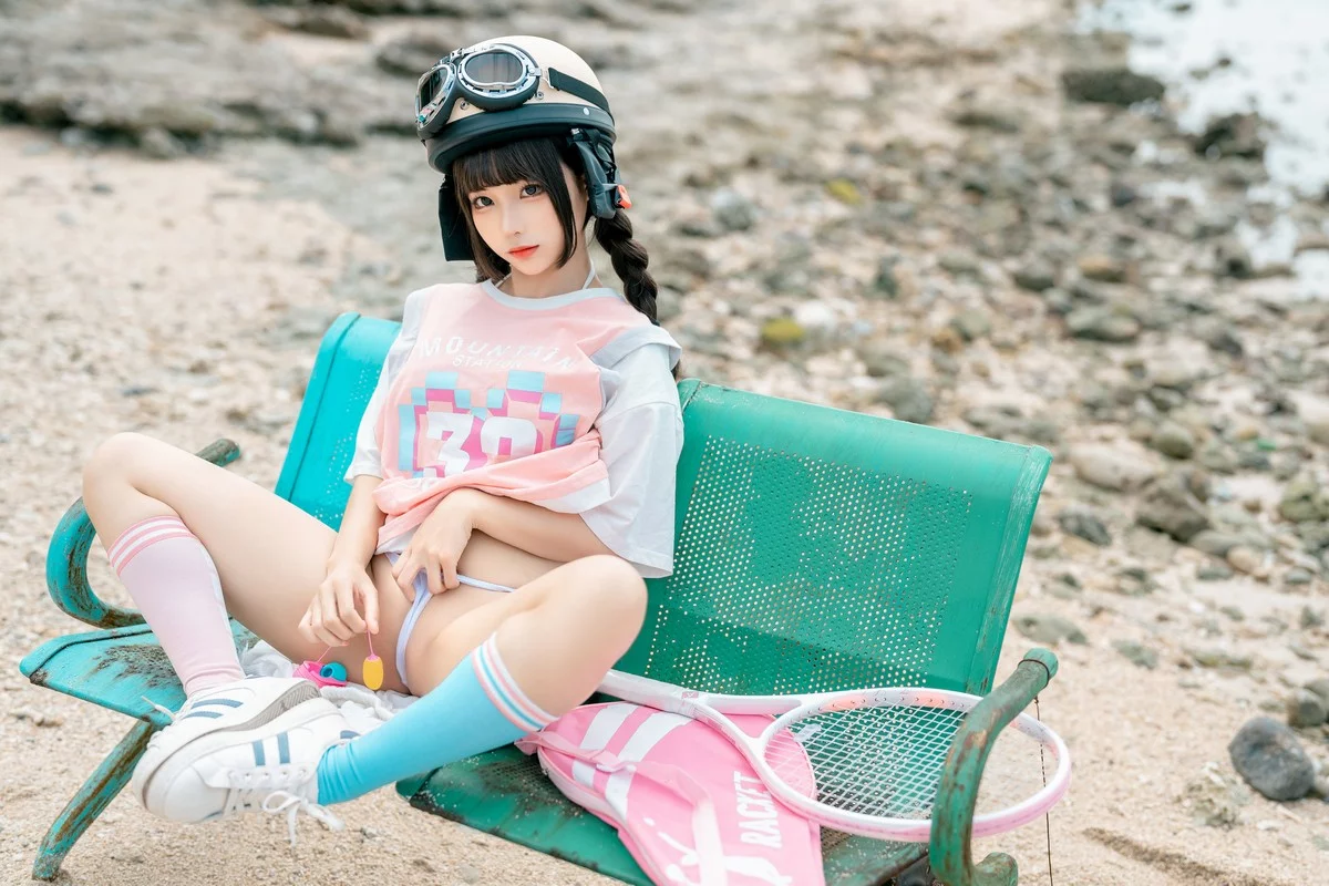 动漫博主蠢沫沫小电车主题海边沙滩性感运动服饰半脱秀惹火身材极致诱惑写真120P