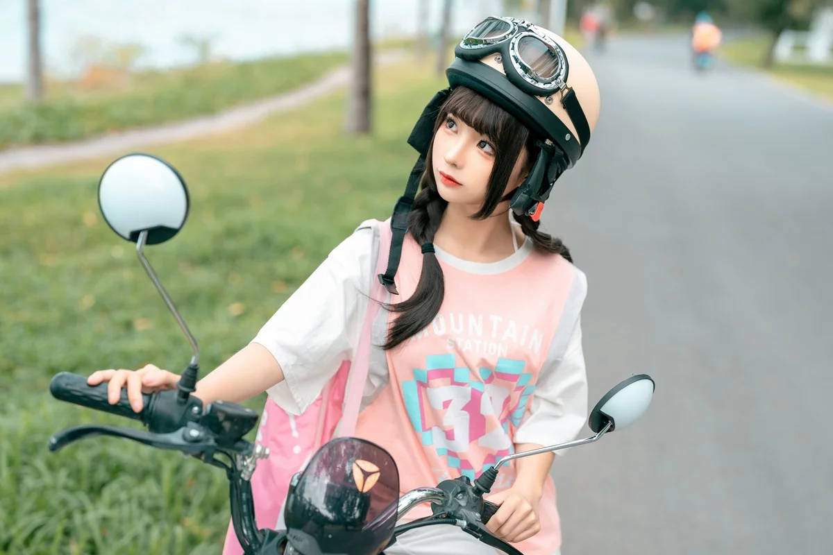 动漫博主蠢沫沫小电车主题海边沙滩性感运动服饰半脱秀惹火身材极致诱惑写真120P