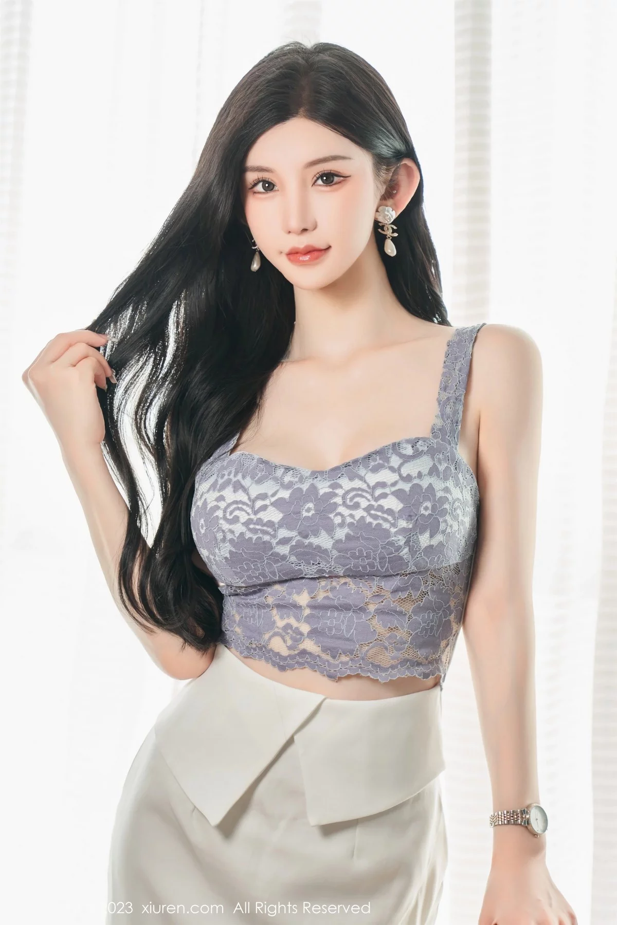 XiuRen第6811期_女神周于希Sally性感吊带短裙配超薄肉丝秀曼妙身姿诱惑写真100P