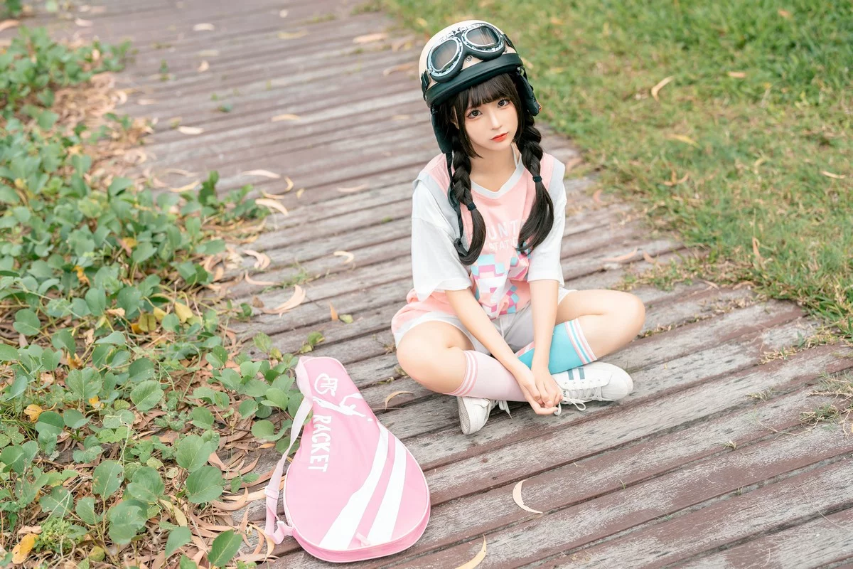 动漫博主蠢沫沫小电车主题海边沙滩性感运动服饰半脱秀惹火身材极致诱惑写真120P