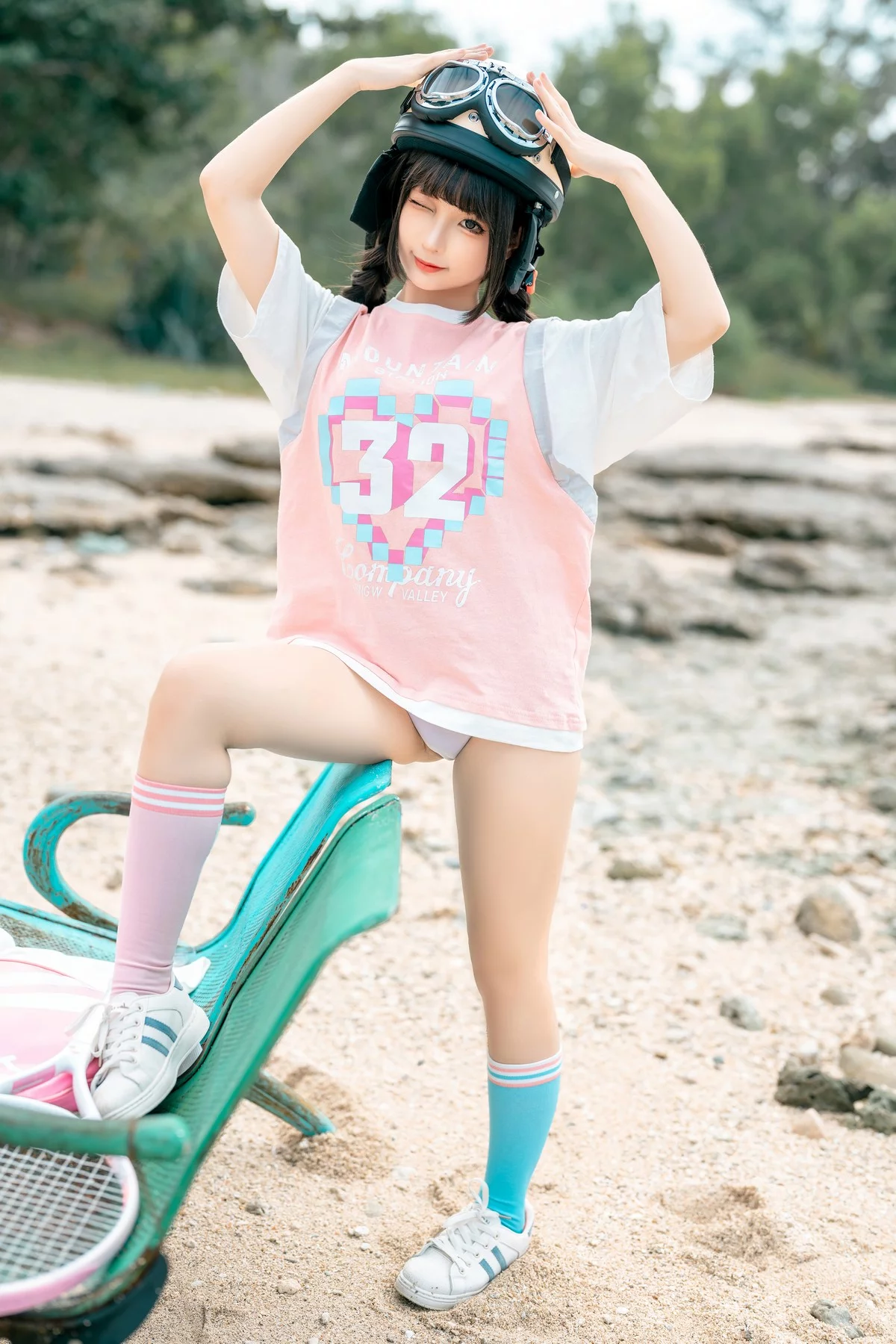 动漫博主蠢沫沫小电车主题海边沙滩性感运动服饰半脱秀惹火身材极致诱惑写真120P