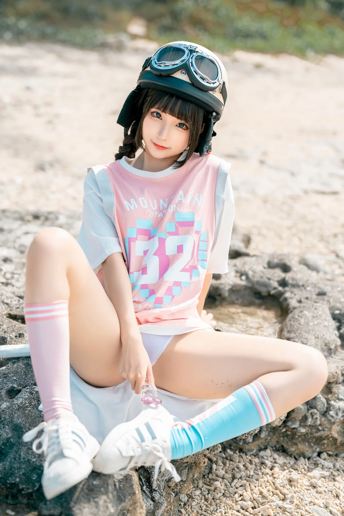 动漫博主蠢沫沫小电车主题海边沙滩性感运动服饰半脱秀惹火身材极致诱惑写真120P
