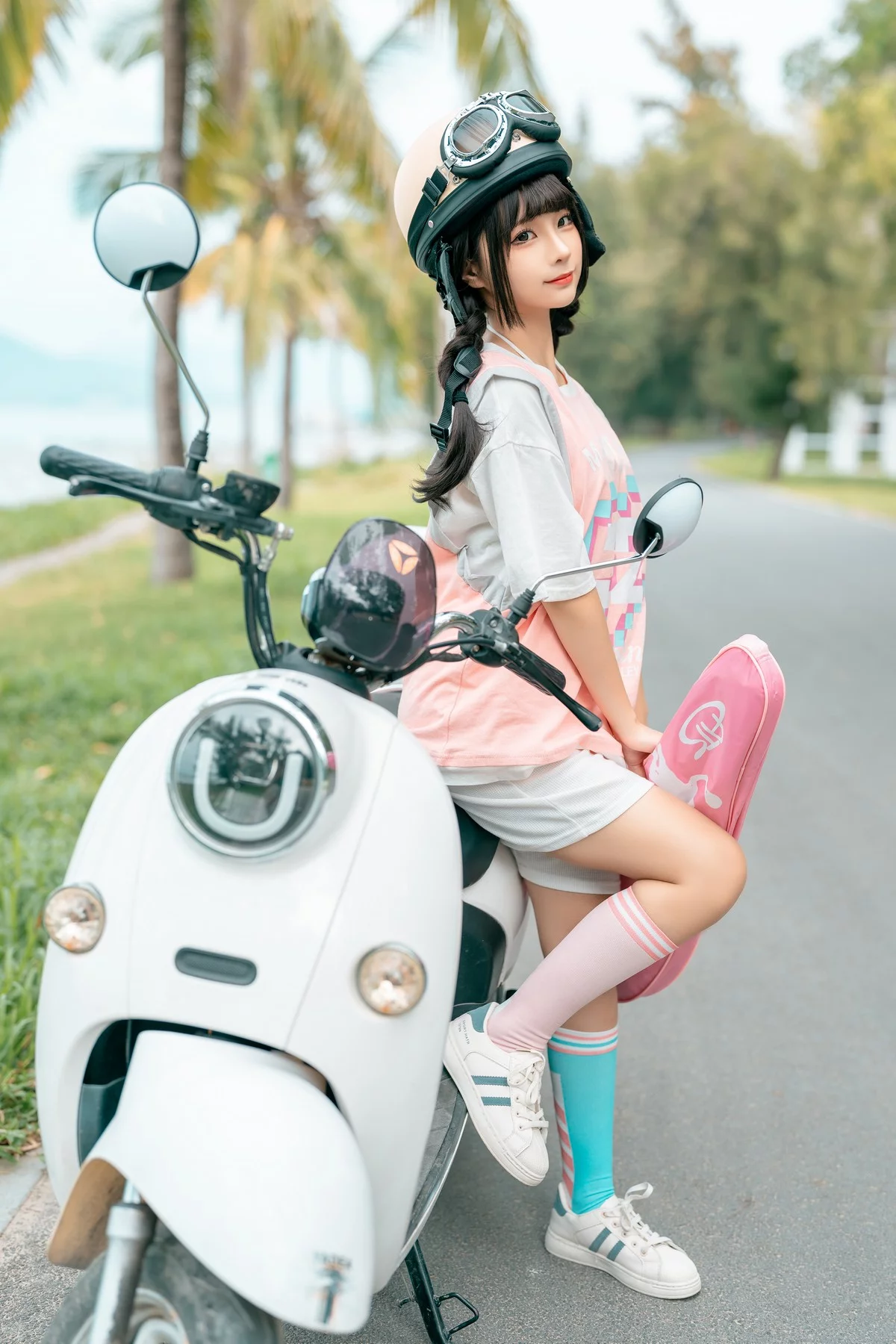 动漫博主蠢沫沫小电车主题海边沙滩性感运动服饰半脱秀惹火身材极致诱惑写真120P