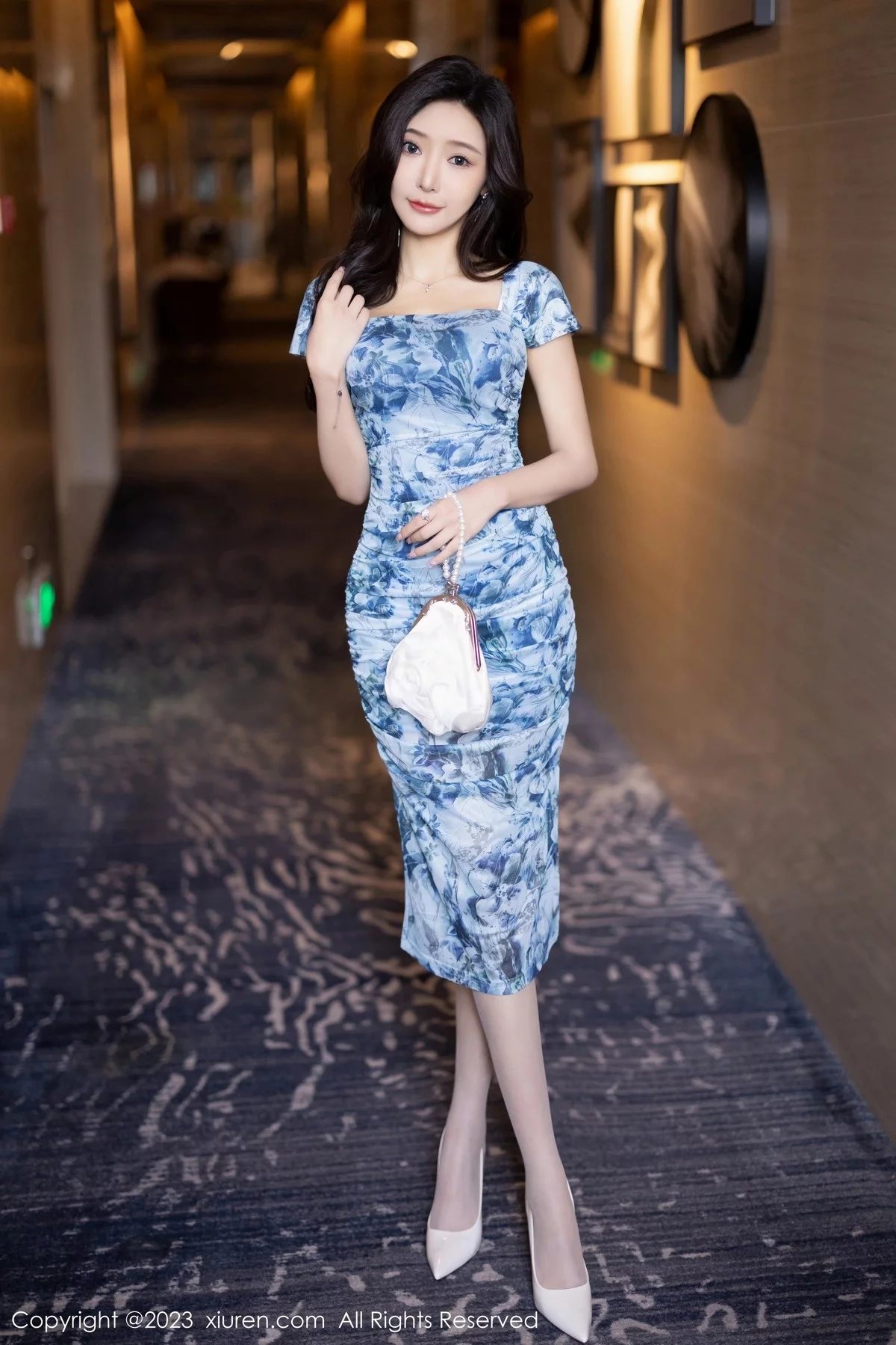 XiuRen第6812期_女神王馨瑶yanni性感花色连衣裙露白色内衣配超薄肉丝诱惑写真85P
