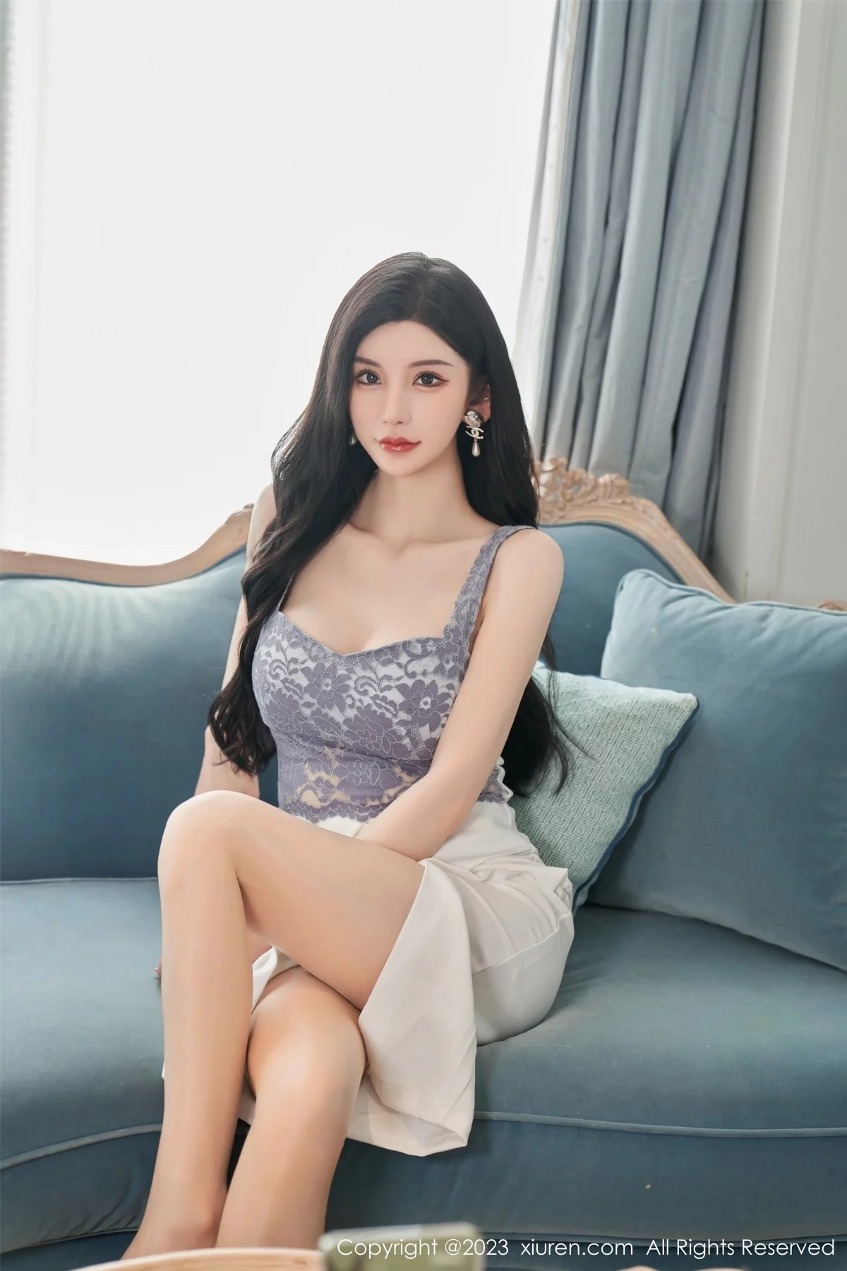 XiuRen第6811期_女神周于希Sally性感吊带短裙配超薄肉丝秀曼妙身姿诱惑写真100P