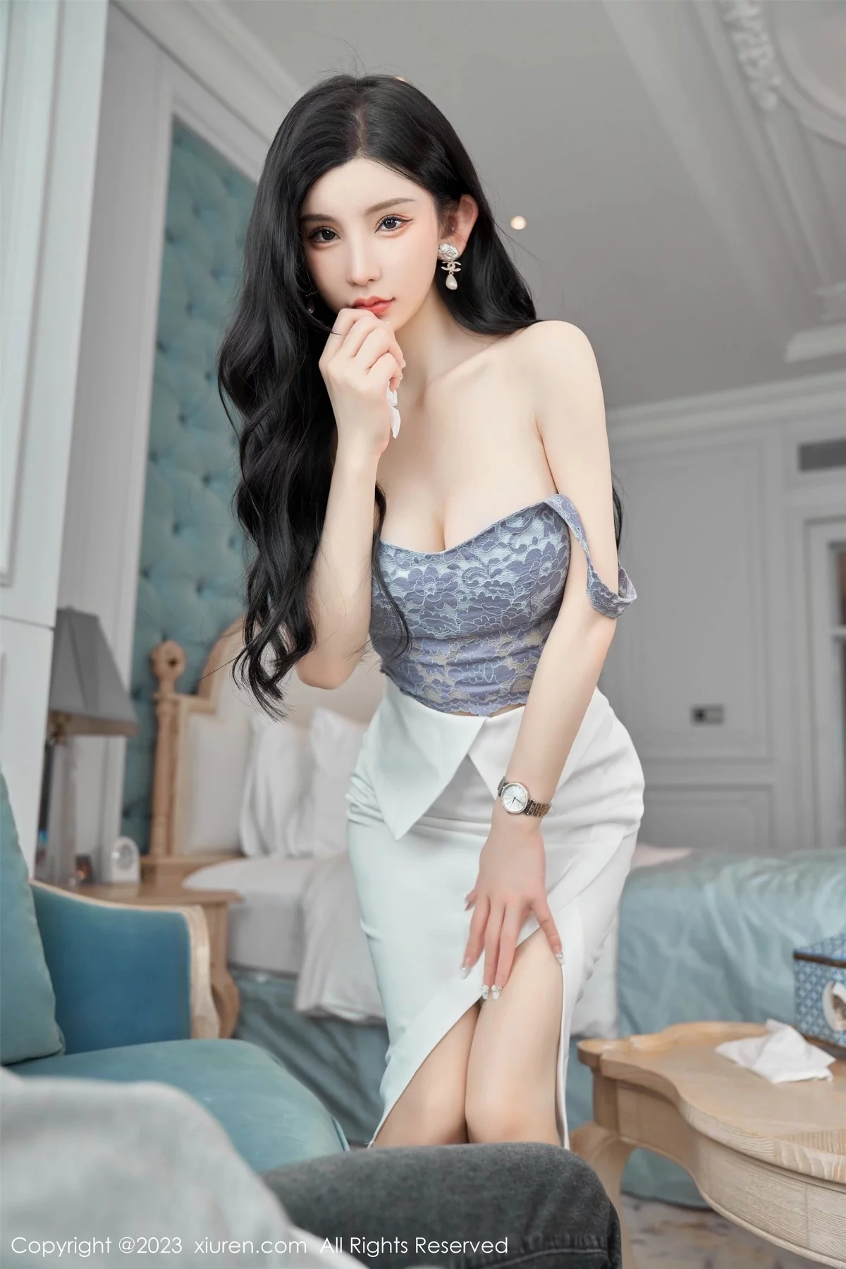 XiuRen第6811期_女神周于希Sally性感吊带短裙配超薄肉丝秀曼妙身姿诱惑写真100P