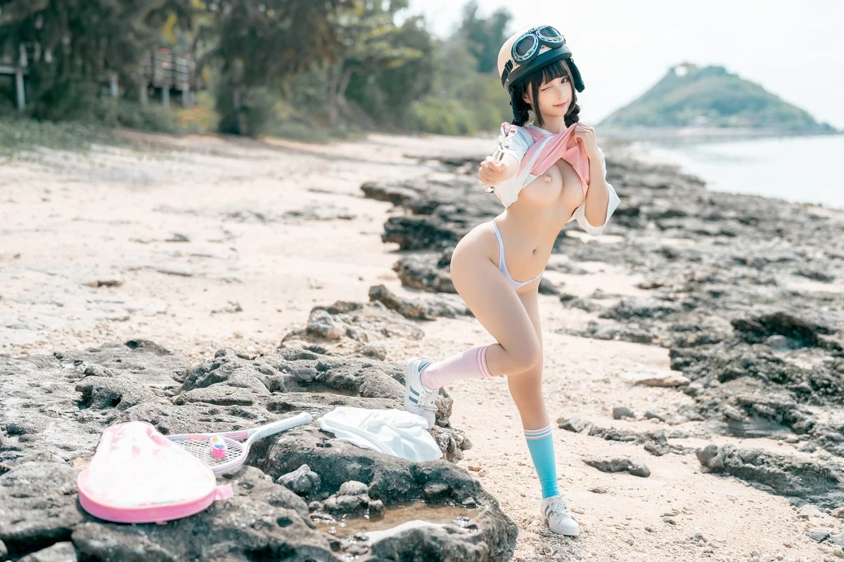 动漫博主蠢沫沫小电车主题海边沙滩性感运动服饰半脱秀惹火身材极致诱惑写真120P