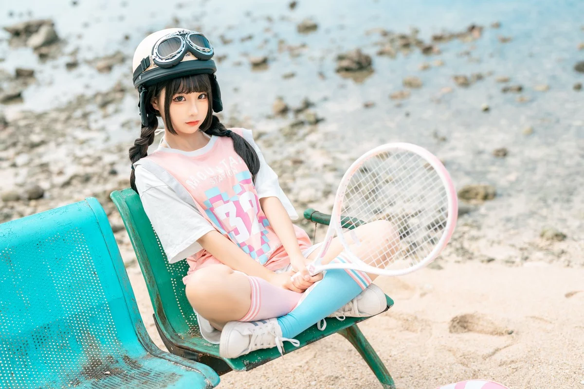 动漫博主蠢沫沫小电车主题海边沙滩性感运动服饰半脱秀惹火身材极致诱惑写真120P