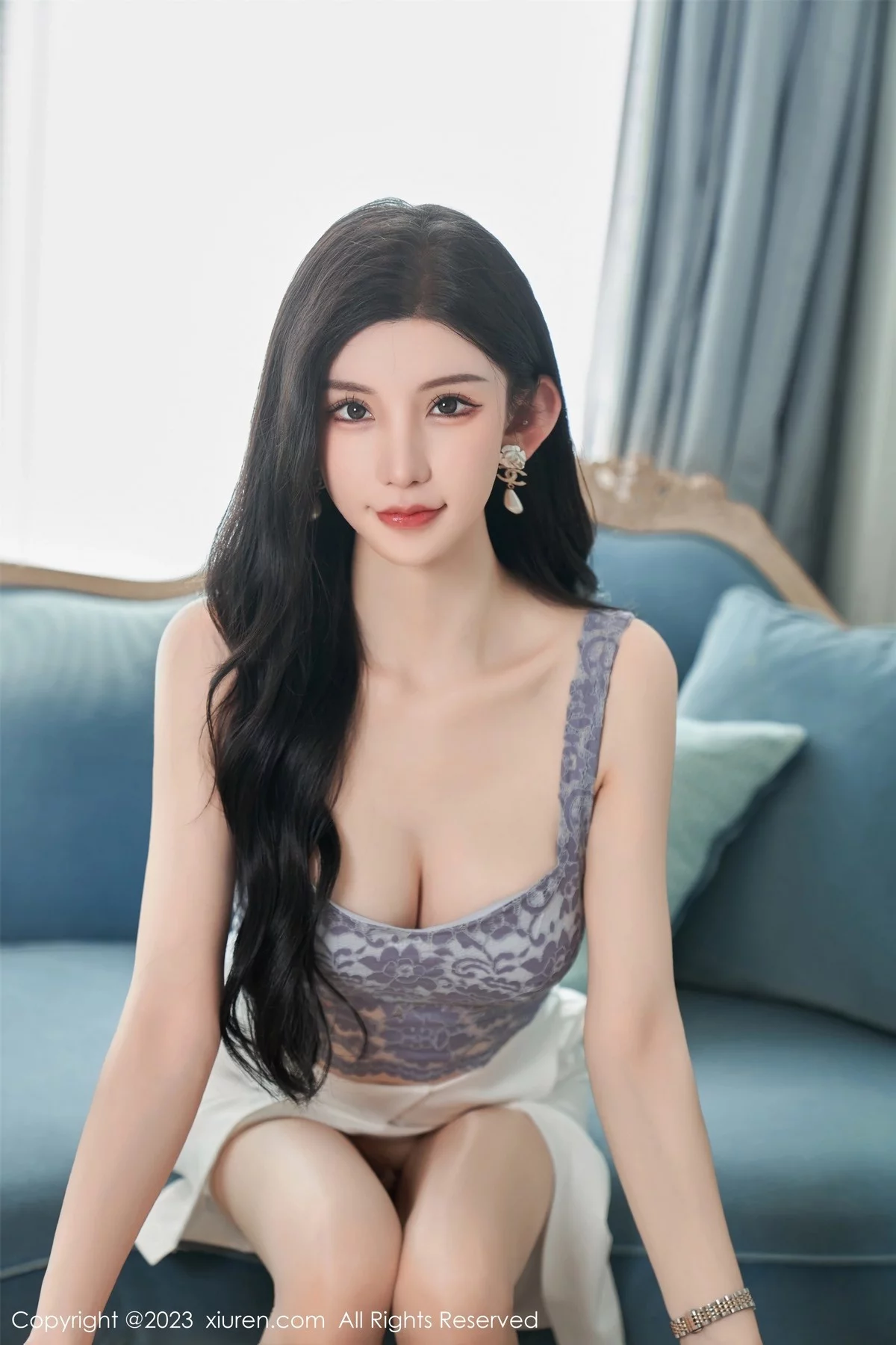 XiuRen第6811期_女神周于希Sally性感吊带短裙配超薄肉丝秀曼妙身姿诱惑写真100P