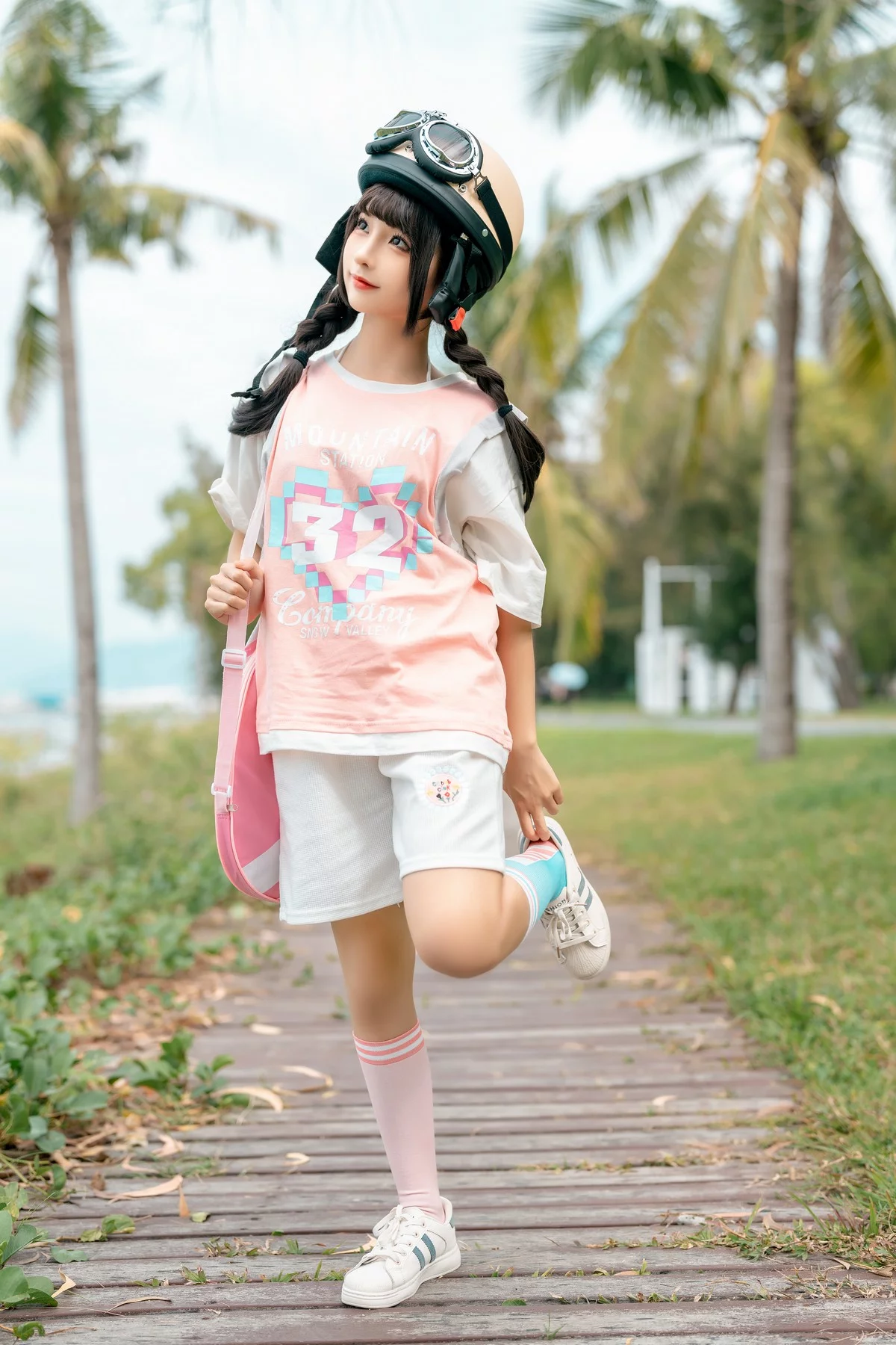 动漫博主蠢沫沫小电车主题海边沙滩性感运动服饰半脱秀惹火身材极致诱惑写真120P