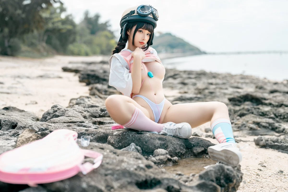 动漫博主蠢沫沫小电车主题海边沙滩性感运动服饰半脱秀惹火身材极致诱惑写真120P