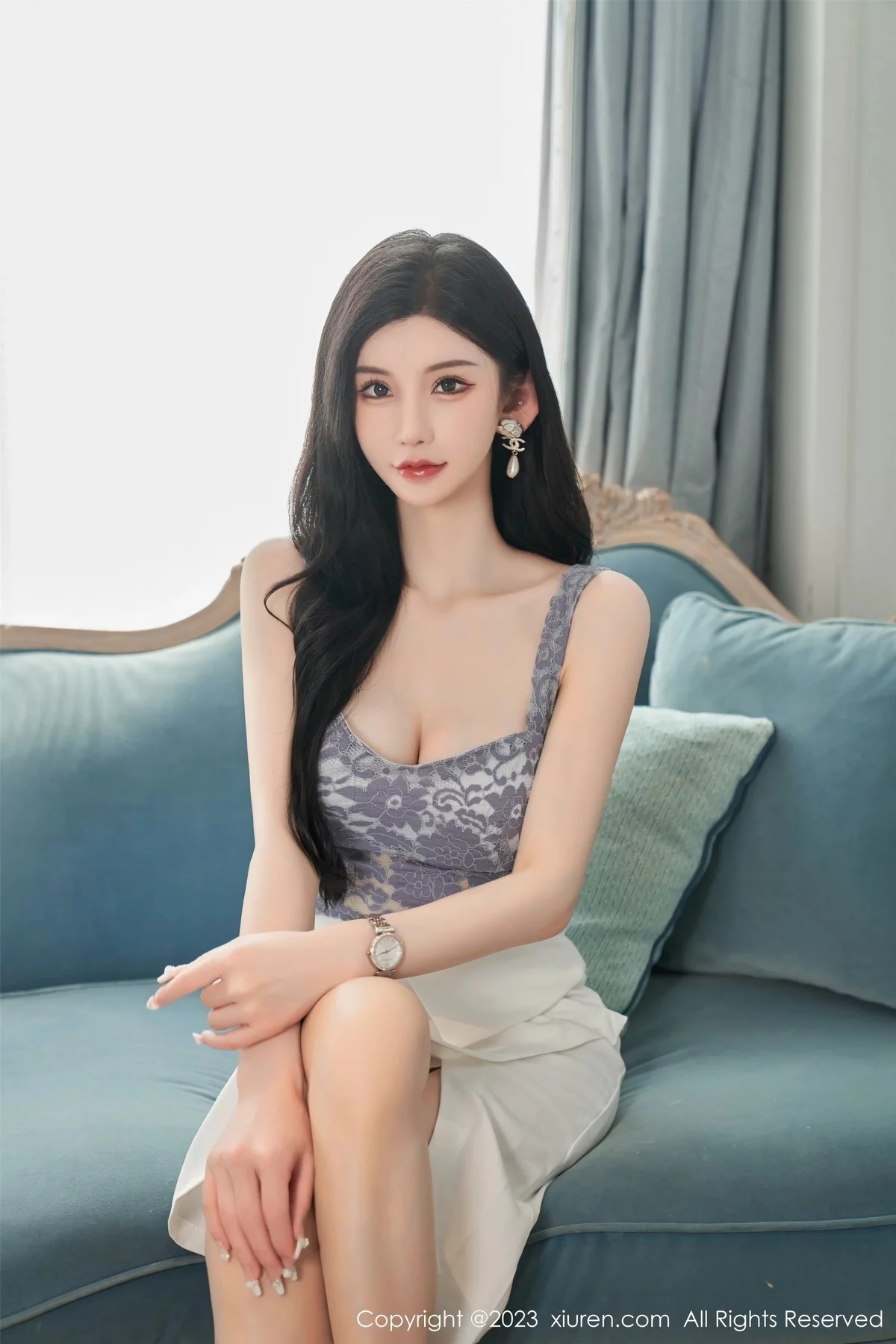 XiuRen第6811期_女神周于希Sally性感吊带短裙配超薄肉丝秀曼妙身姿诱惑写真100P