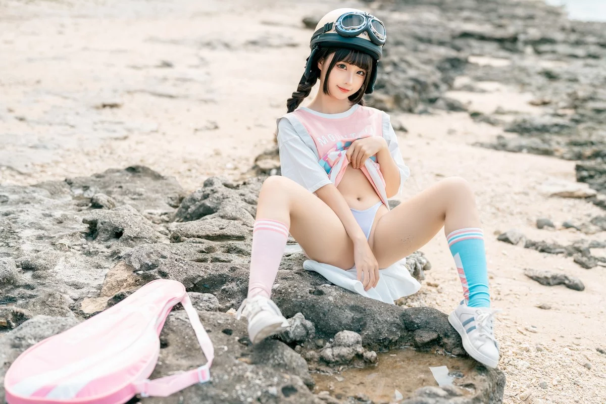 动漫博主蠢沫沫小电车主题海边沙滩性感运动服饰半脱秀惹火身材极致诱惑写真120P