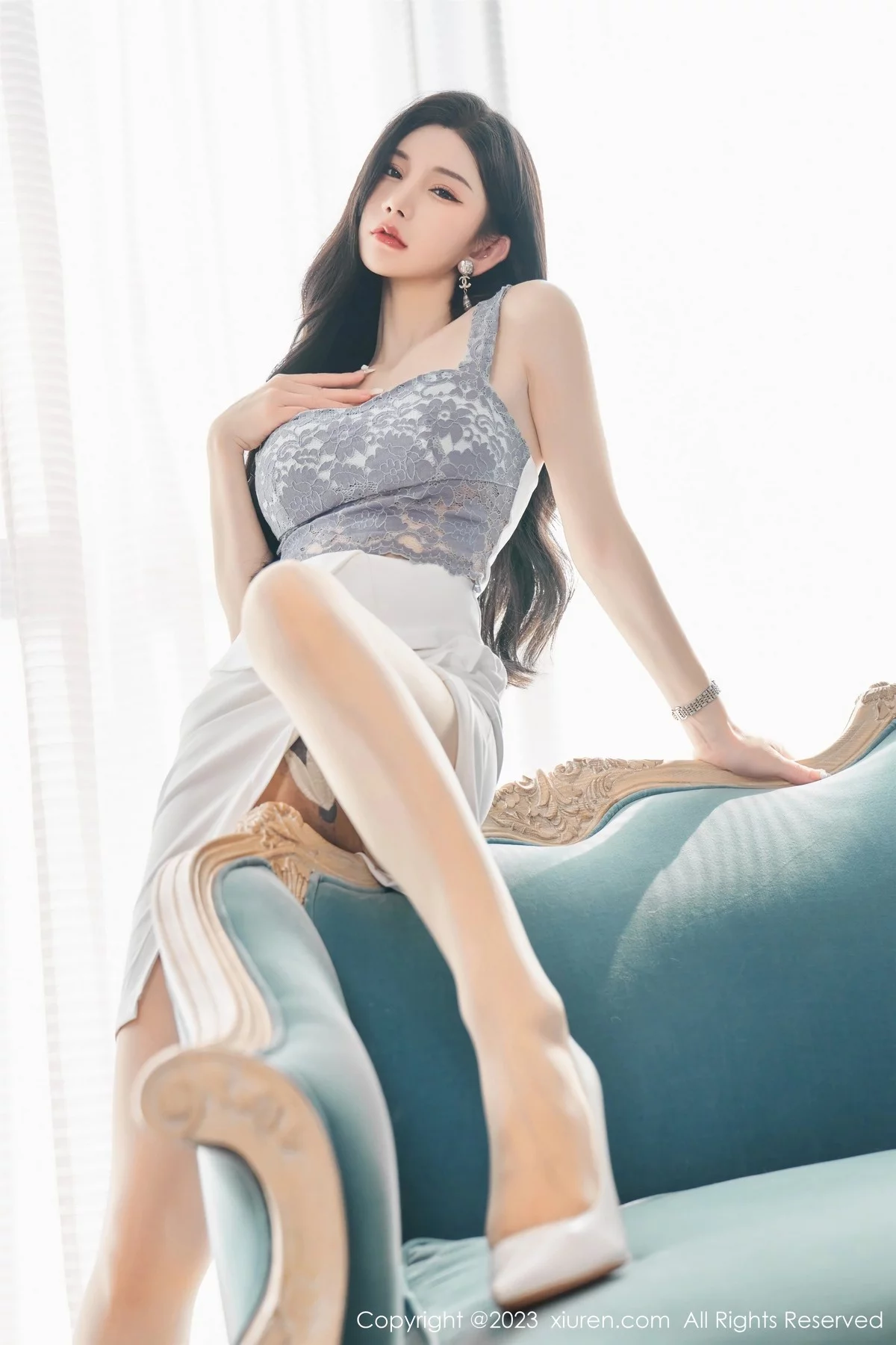 XiuRen第6811期_女神周于希Sally性感吊带短裙配超薄肉丝秀曼妙身姿诱惑写真100P