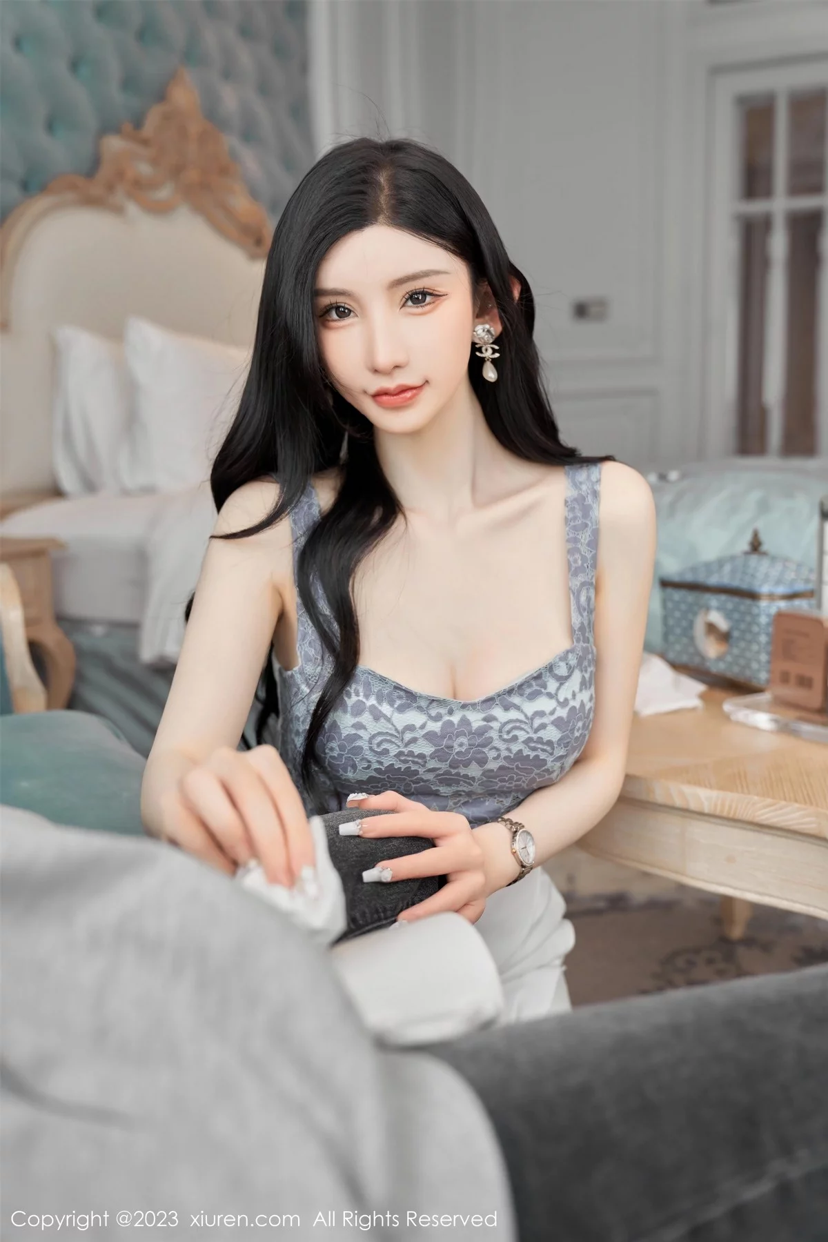 XiuRen第6811期_女神周于希Sally性感吊带短裙配超薄肉丝秀曼妙身姿诱惑写真100P