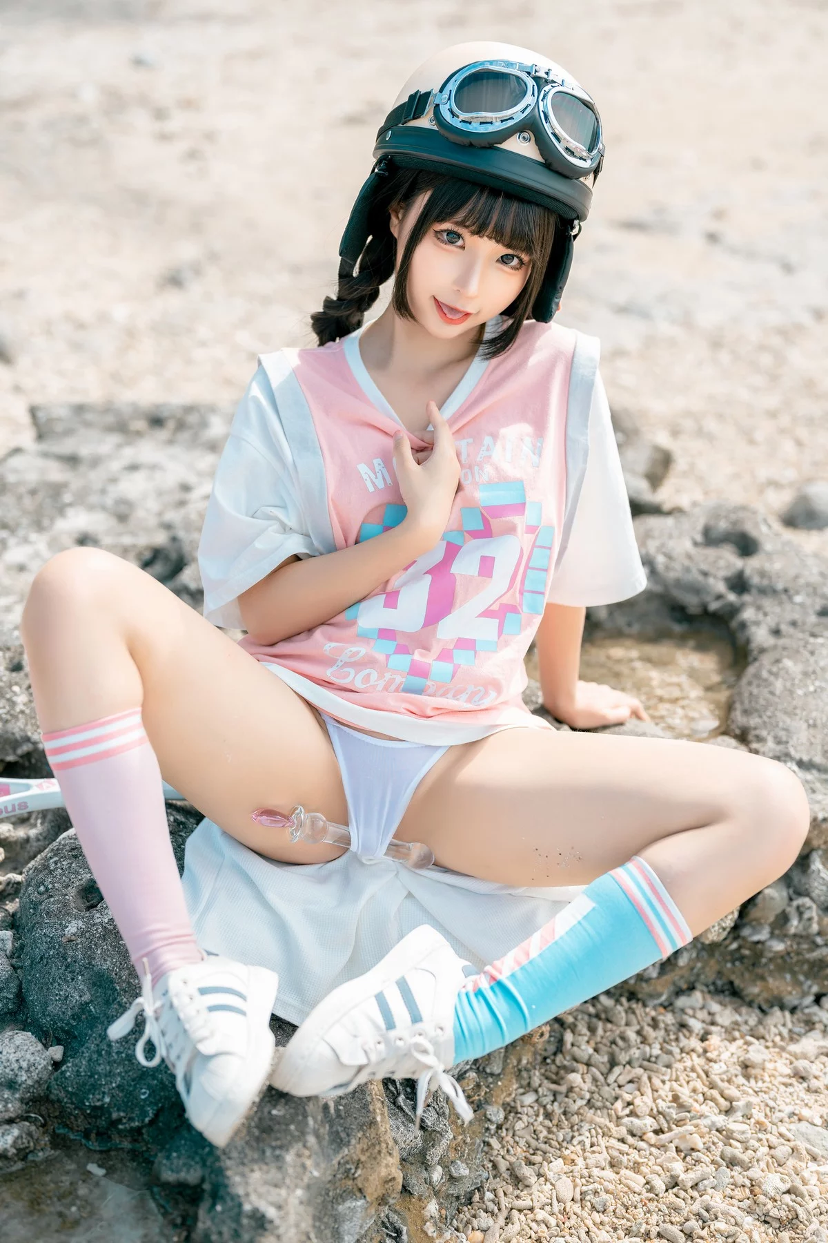 动漫博主蠢沫沫小电车主题海边沙滩性感运动服饰半脱秀惹火身材极致诱惑写真120P