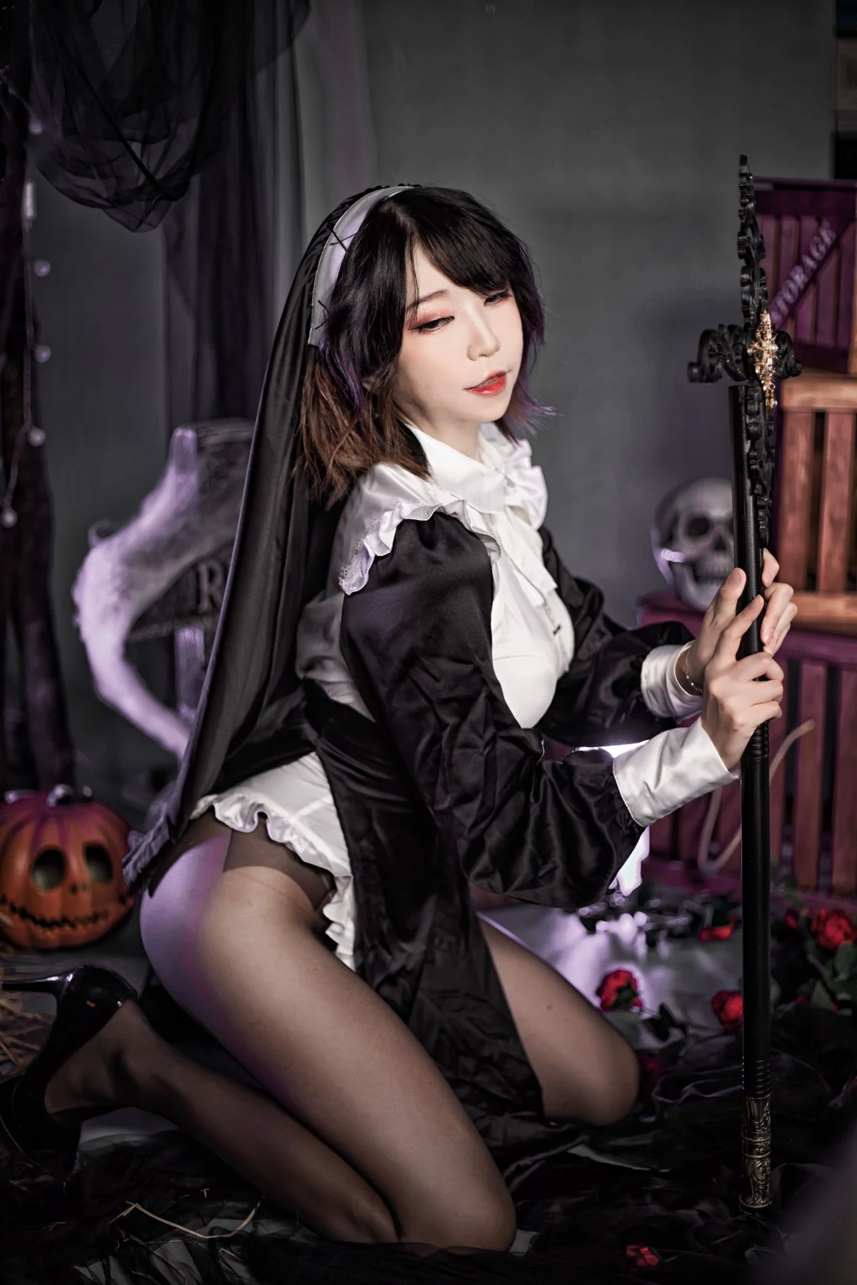 网络美女Leah梓未万圣节修女主题性感黑白修女服饰配超薄黑丝秀美腿诱惑写真30P