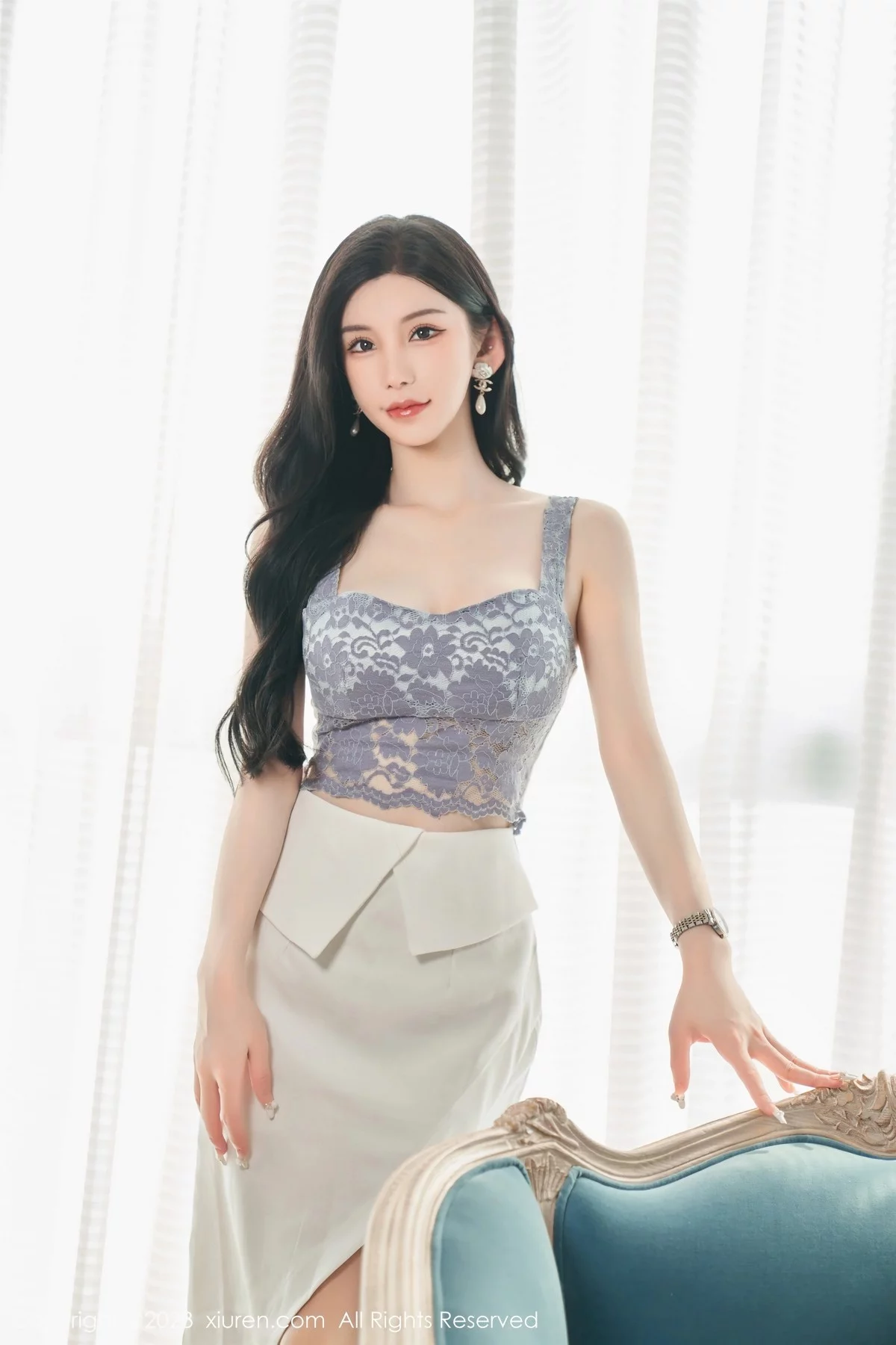 XiuRen第6811期_女神周于希Sally性感吊带短裙配超薄肉丝秀曼妙身姿诱惑写真100P