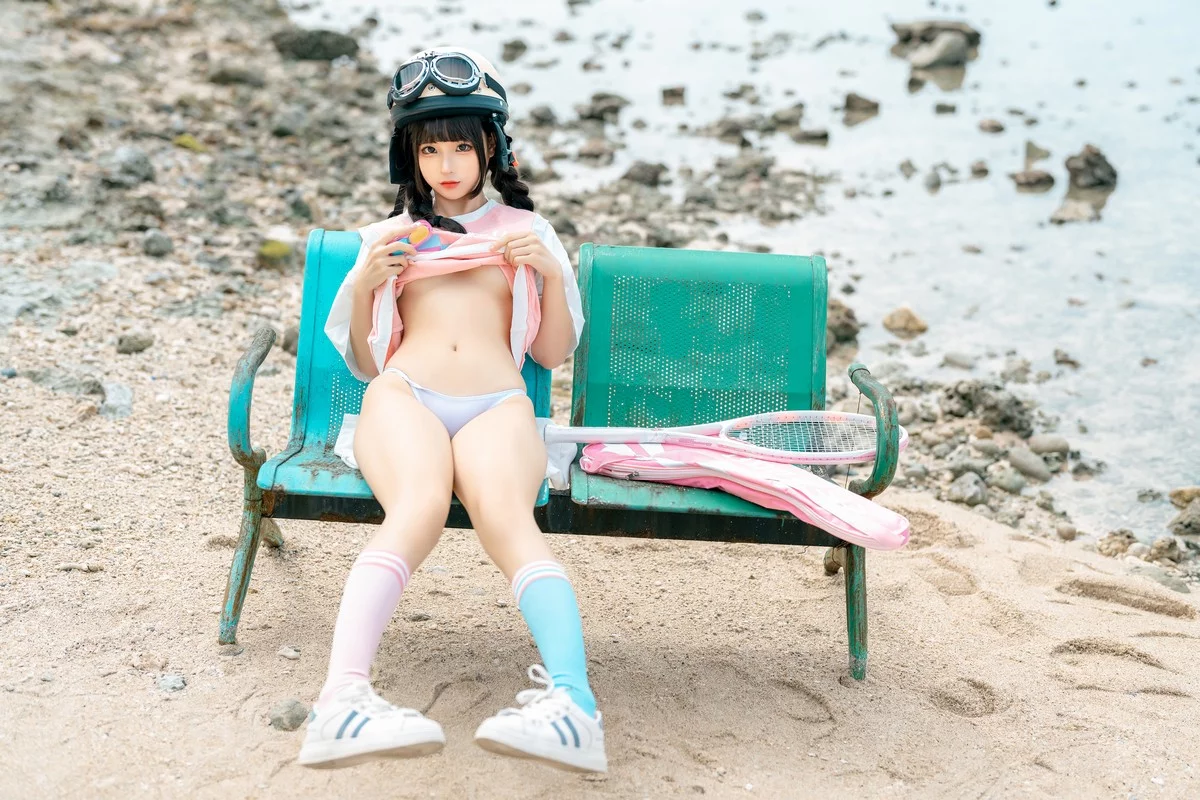 动漫博主蠢沫沫小电车主题海边沙滩性感运动服饰半脱秀惹火身材极致诱惑写真120P