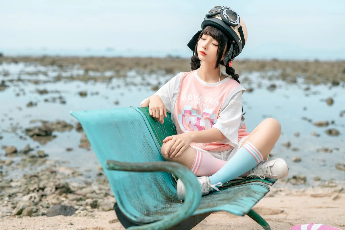 动漫博主蠢沫沫小电车主题海边沙滩性感运动服饰半脱秀惹火身材极致诱惑写真120P