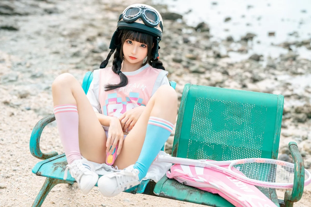 动漫博主蠢沫沫小电车主题海边沙滩性感运动服饰半脱秀惹火身材极致诱惑写真120P