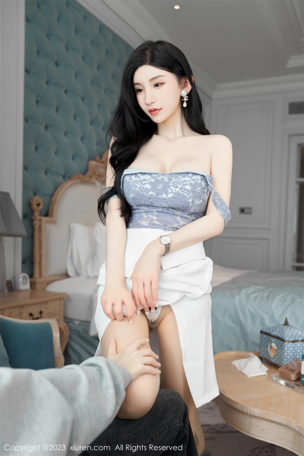 XiuRen第6811期_女神周于希Sally性感吊带短裙配超薄肉丝秀曼妙身姿诱惑写真100P
