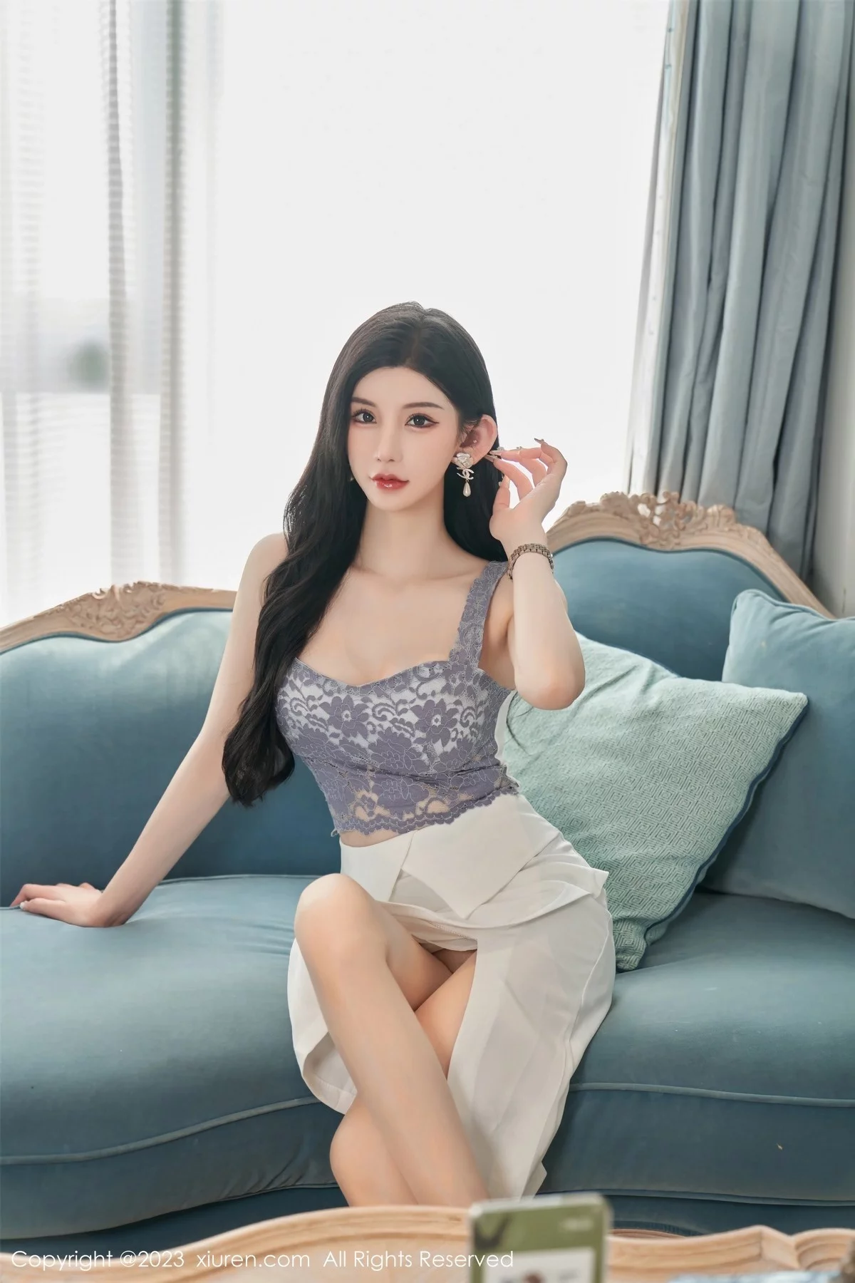 XiuRen第6811期_女神周于希Sally性感吊带短裙配超薄肉丝秀曼妙身姿诱惑写真100P