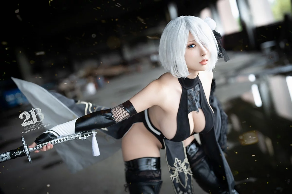 Coser美女雨波_HaneAme-Nier 2B Nijan主题性感美女武士装秀丰满身材诱惑写真26P