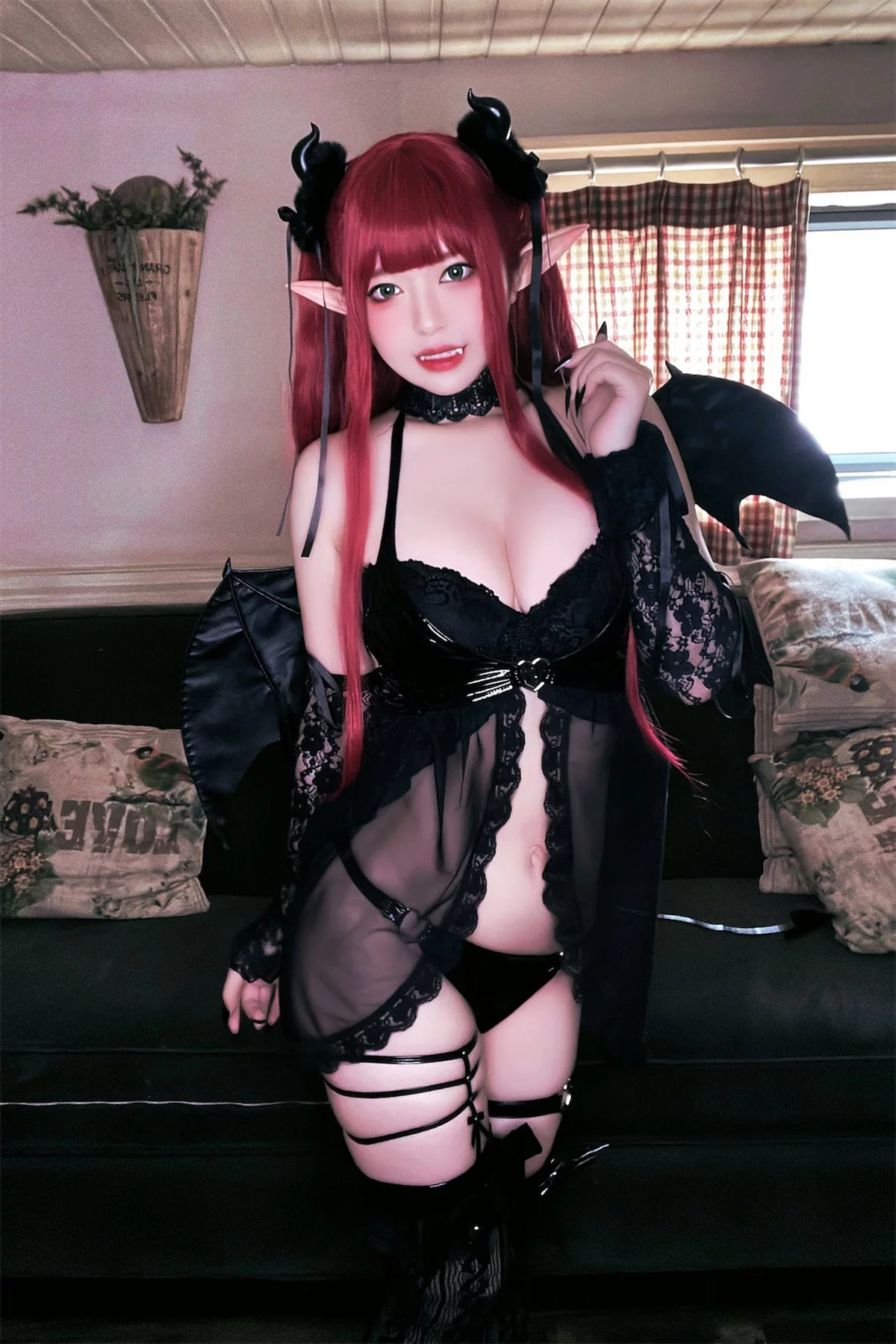 网络美女索索半半子小恶魔利兹主题性感黑色蕾丝内衣配黑丝吊袜极致魅惑写真62P