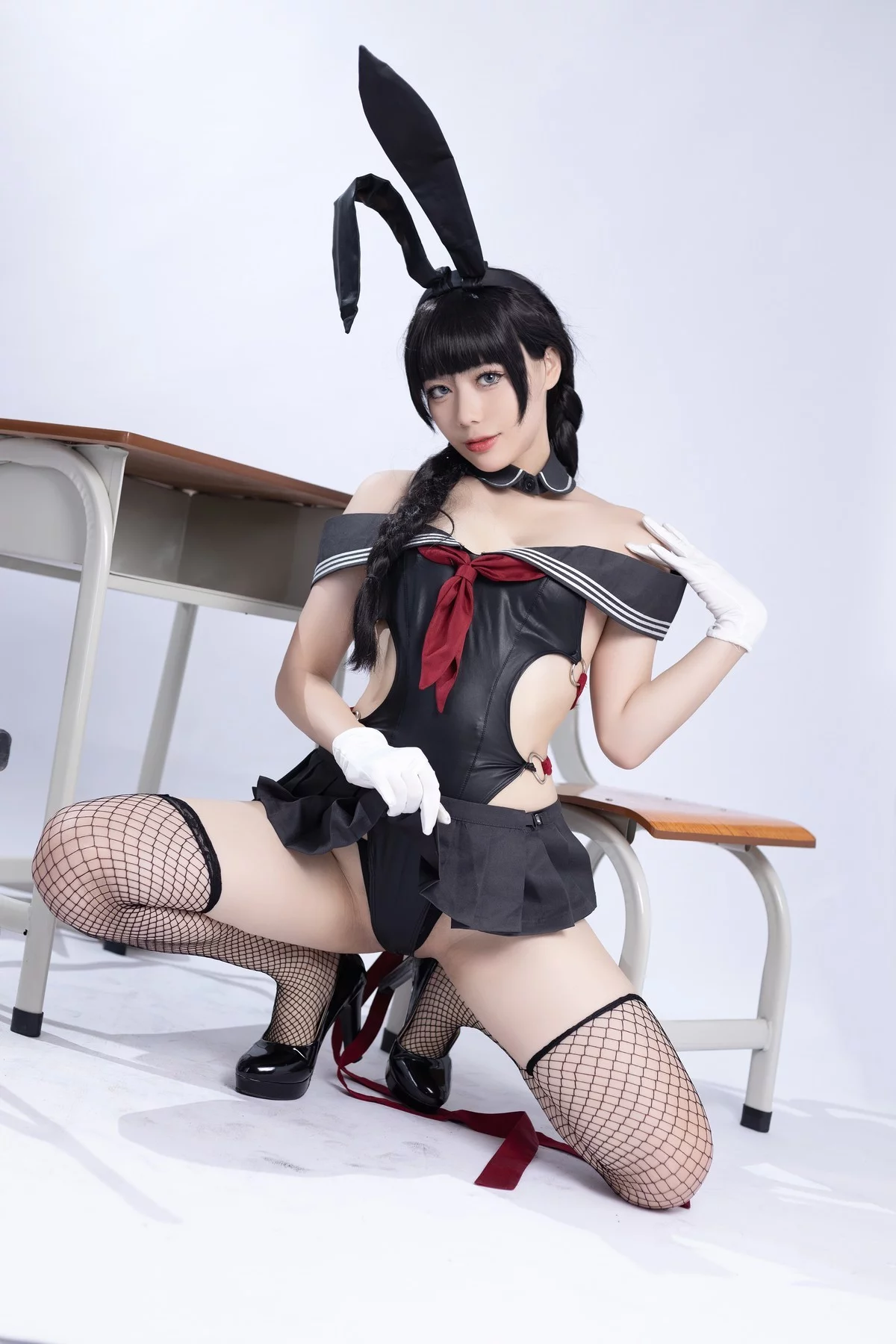 网络美女九言卯月桃子主题性感黑色水手服饰配黑丝网袜秀完美身材迷人诱惑写真33P