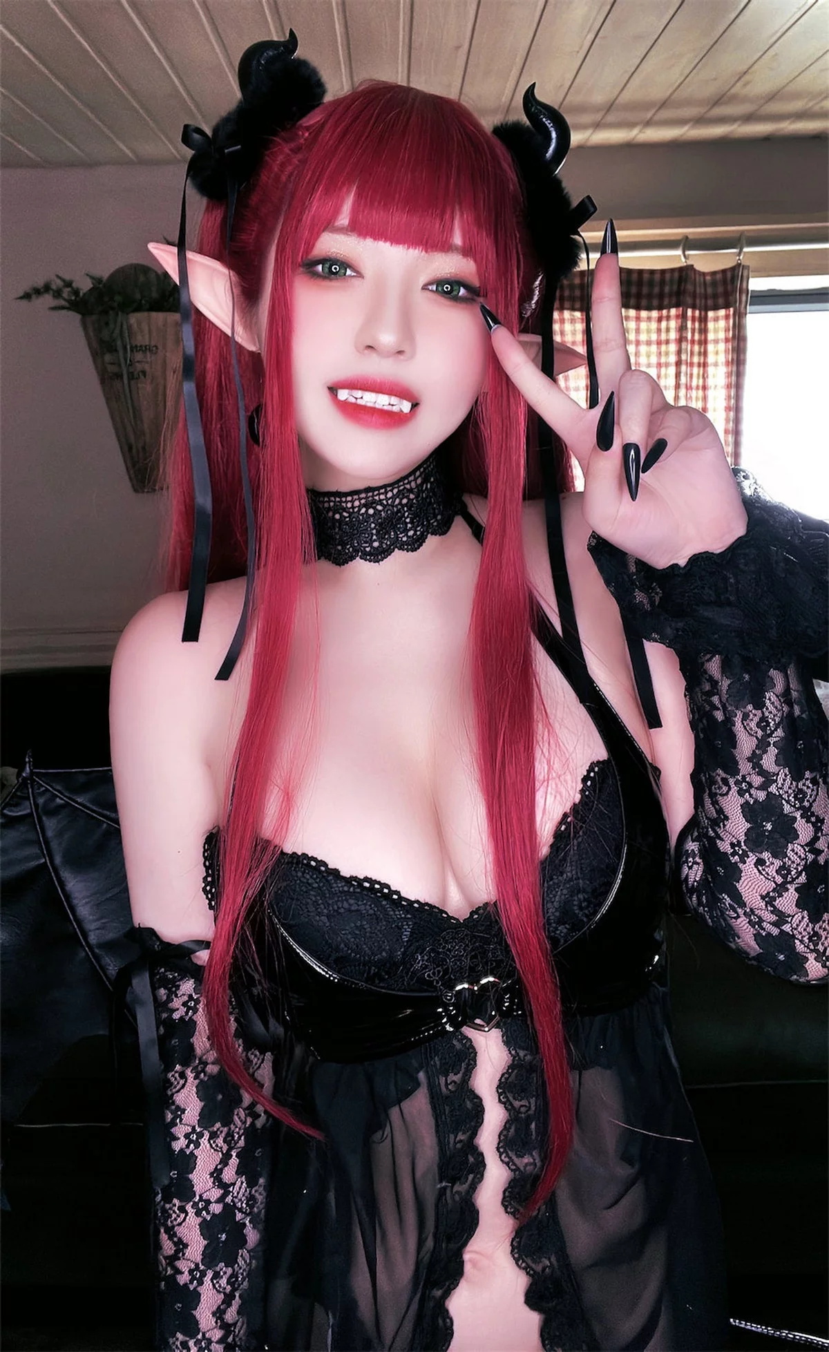 网络美女索索半半子小恶魔利兹主题性感黑色蕾丝内衣配黑丝吊袜极致魅惑写真62P