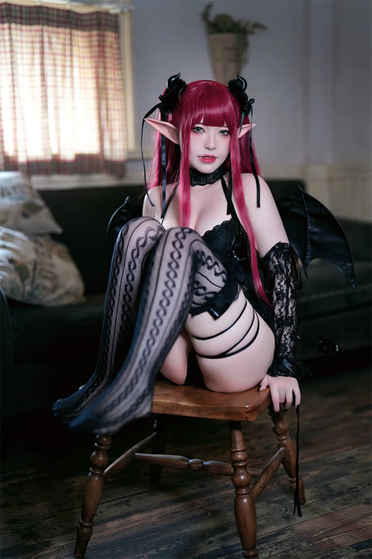 网络美女索索半半子小恶魔利兹主题性感黑色蕾丝内衣配黑丝吊袜极致魅惑写真62P