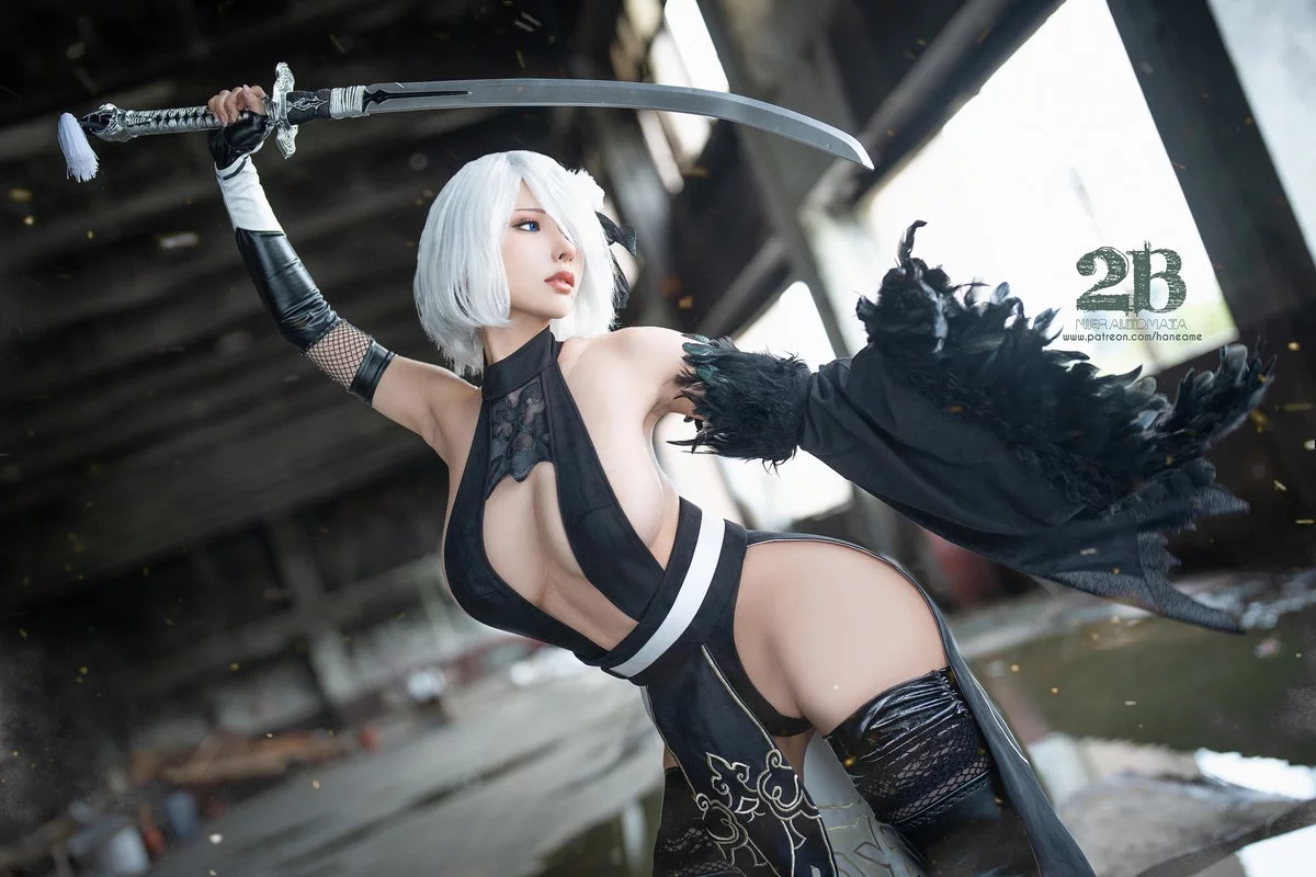 Coser美女雨波_HaneAme-Nier 2B Nijan主题性感美女武士装秀丰满身材诱惑写真26P