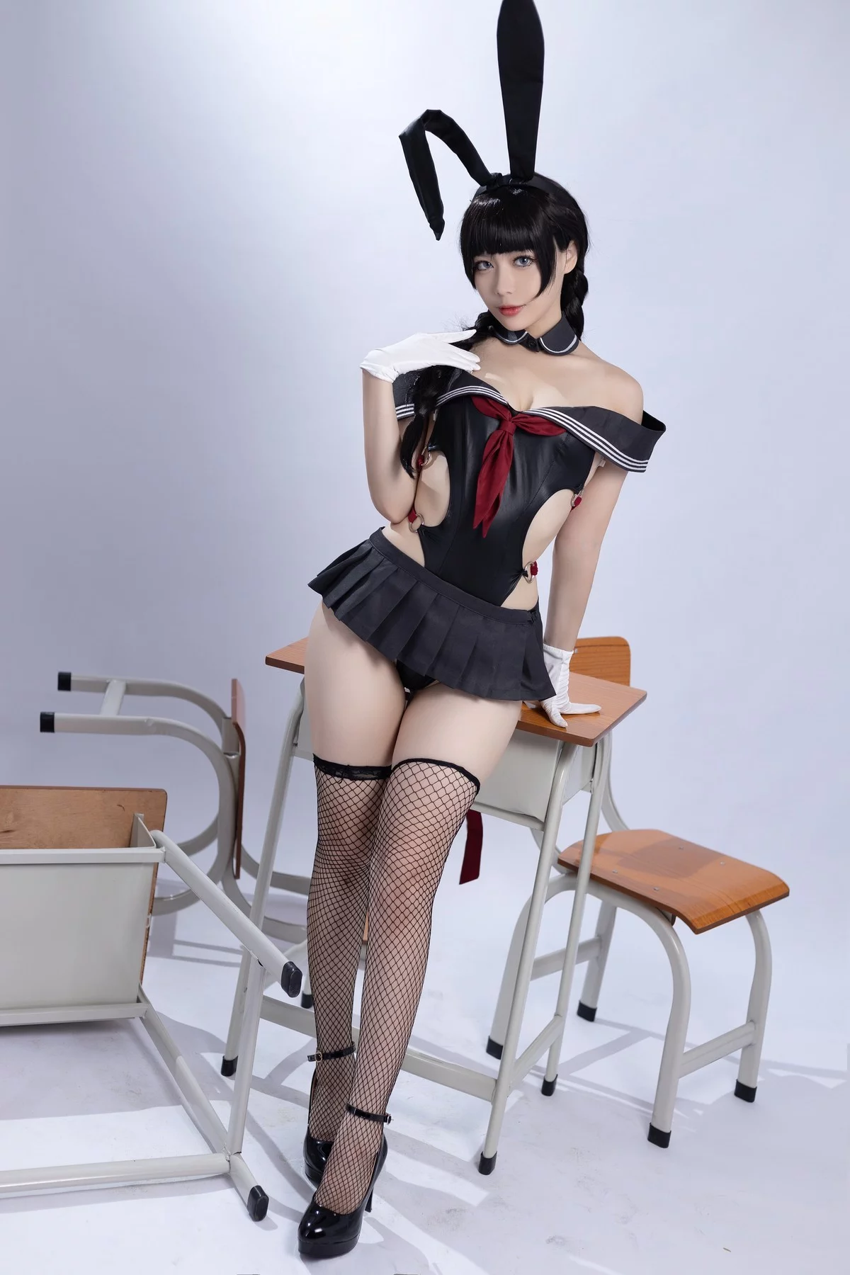 网络美女九言卯月桃子主题性感黑色水手服饰配黑丝网袜秀完美身材迷人诱惑写真33P