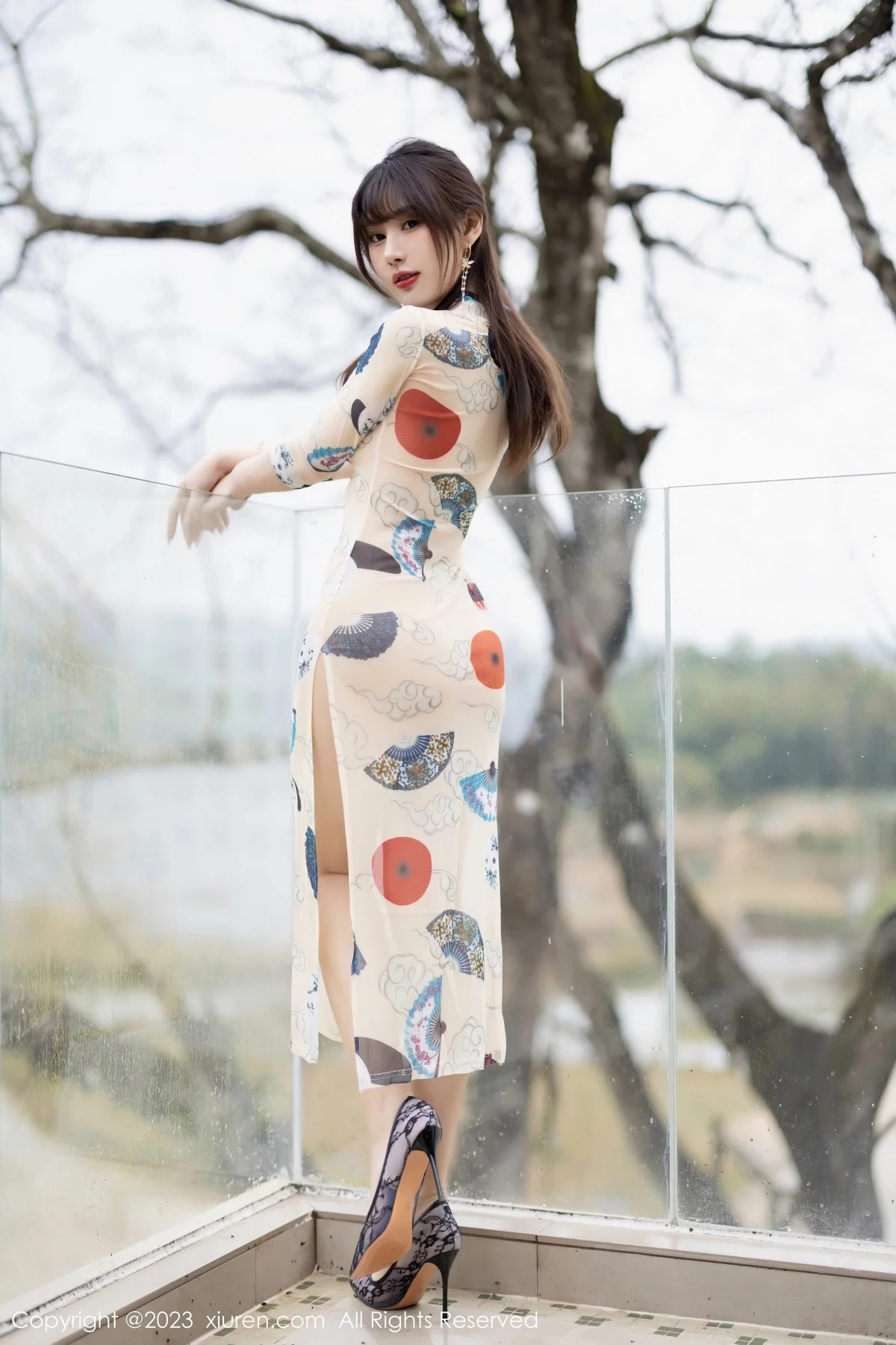 XiuRen第6831_模特张欣欣性感白色图案旗袍+红色薄纱轻透情趣服惹火诱惑写真72P