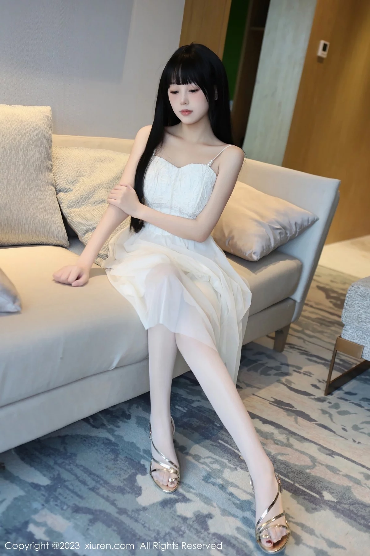 XiuRen第6828期_模特早川京子脱白色吊带连衣裙露粉色内衣配超薄肉丝诱惑写真79P