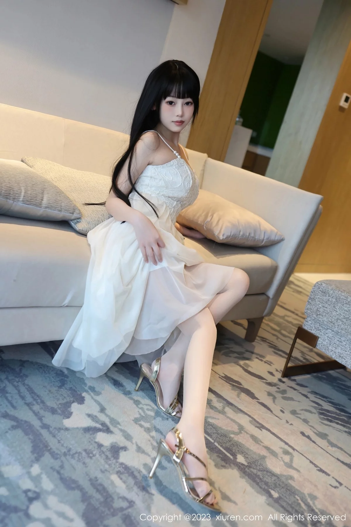 XiuRen第6828期_模特早川京子脱白色吊带连衣裙露粉色内衣配超薄肉丝诱惑写真79P