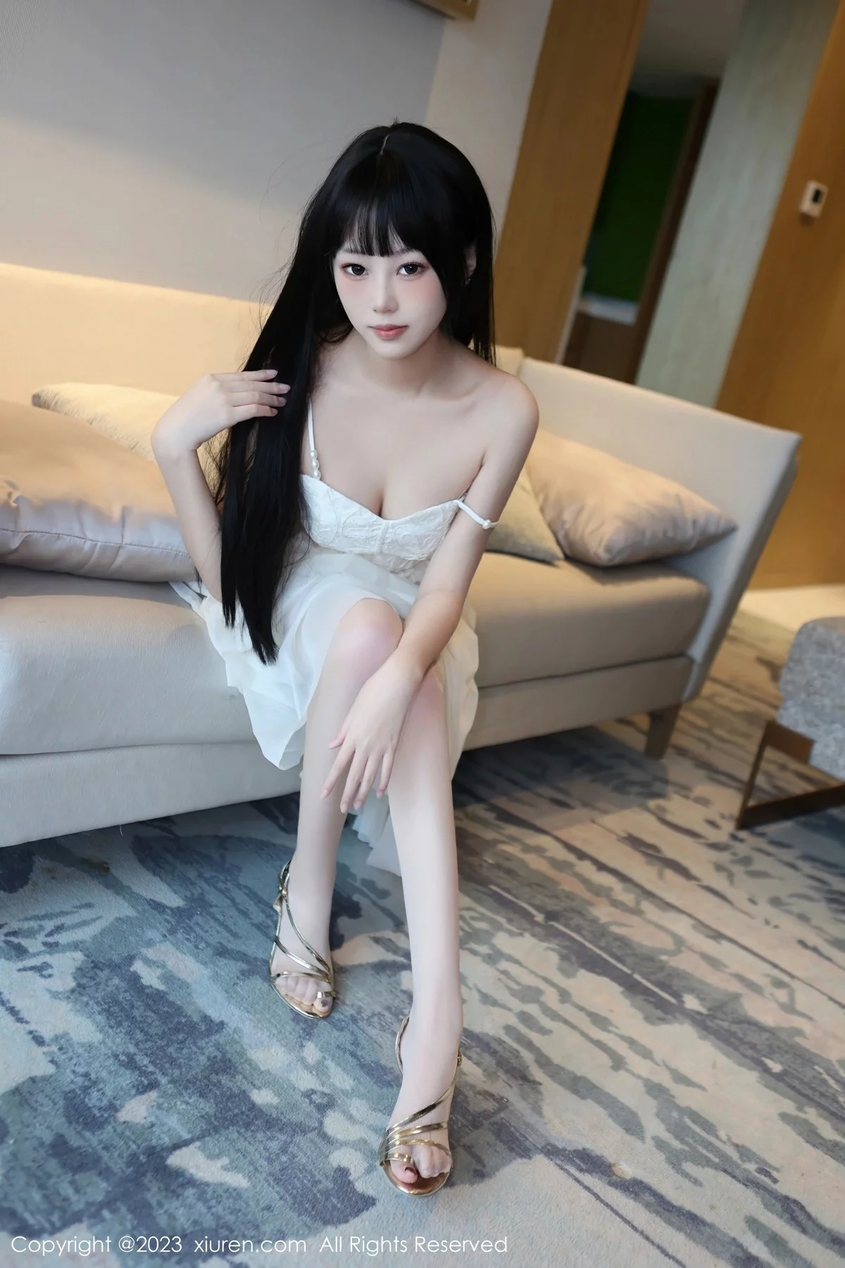 XiuRen第6828期_模特早川京子脱白色吊带连衣裙露粉色内衣配超薄肉丝诱惑写真79P