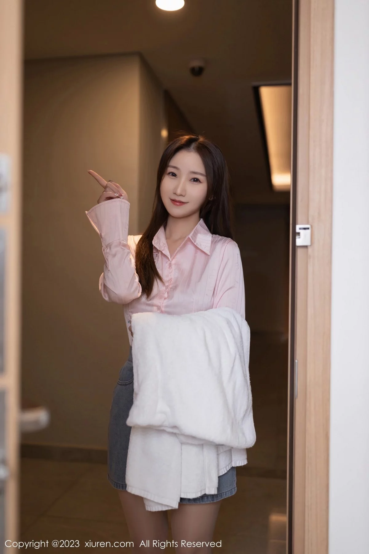 XiuRen第6832_模特杏子Yada性感粉色上衣配牛仔短裙露花色内衣迷人诱惑写真79P