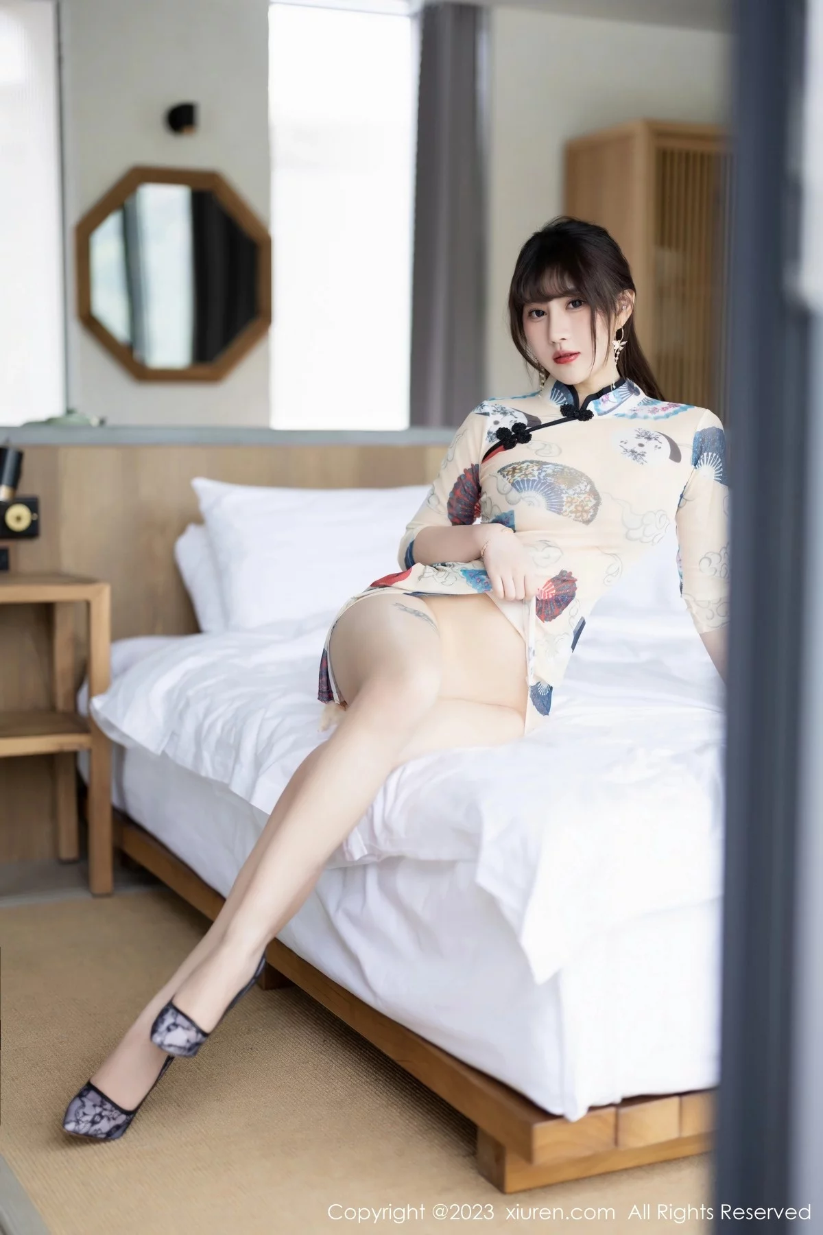 XiuRen第6831_模特张欣欣性感白色图案旗袍+红色薄纱轻透情趣服惹火诱惑写真72P